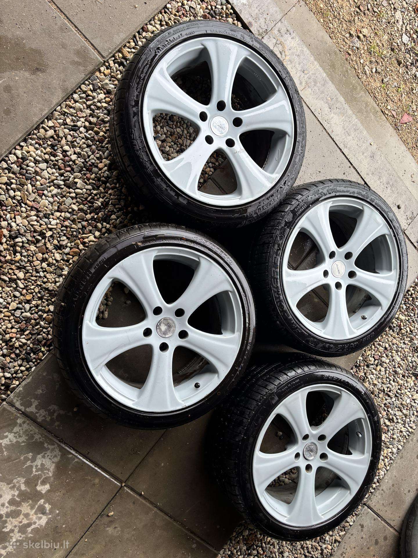 225 40 R18