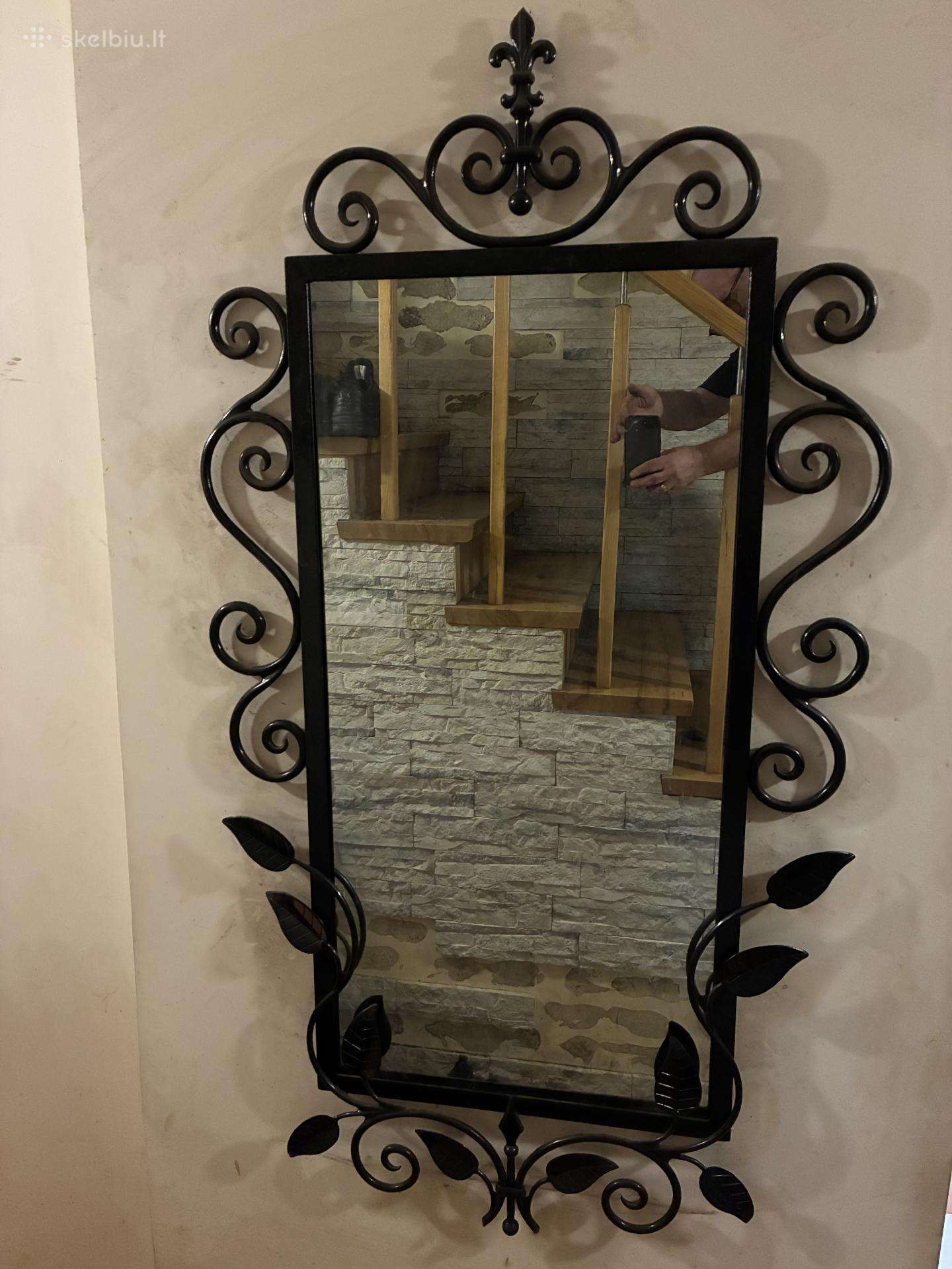 Veidrodis kaltiniu rėmu