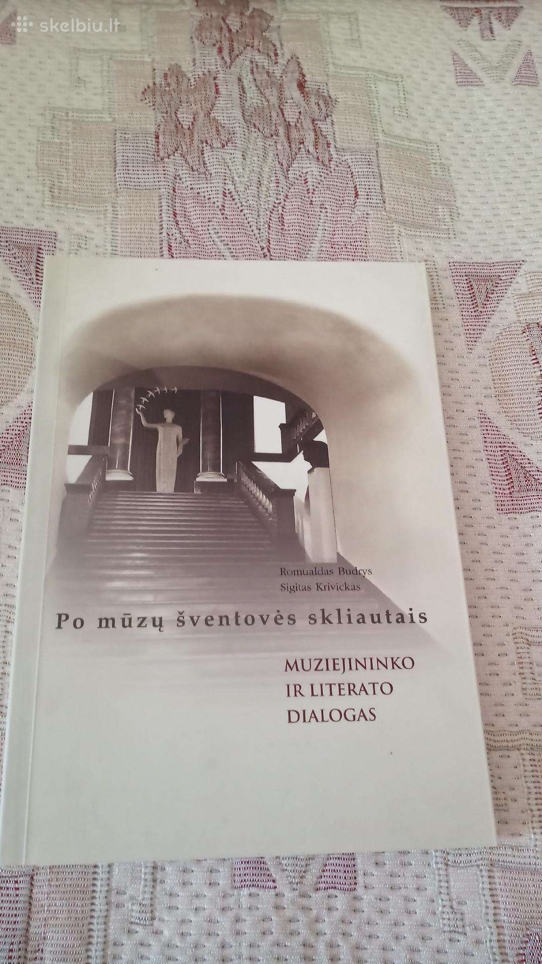 Po mūzų šventovės skliautais