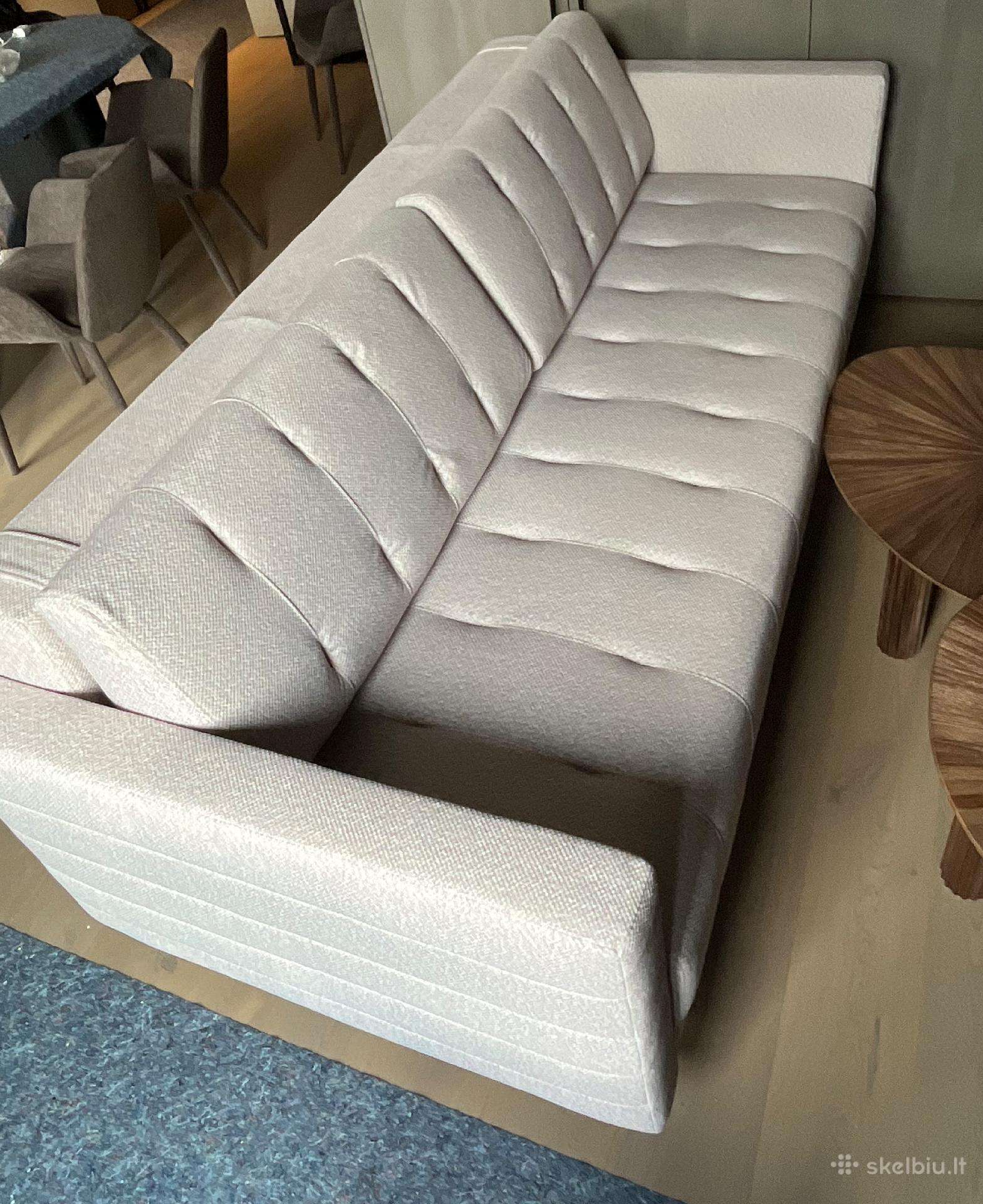 Nauja pilka sofa su miegama funkcija, trivietė