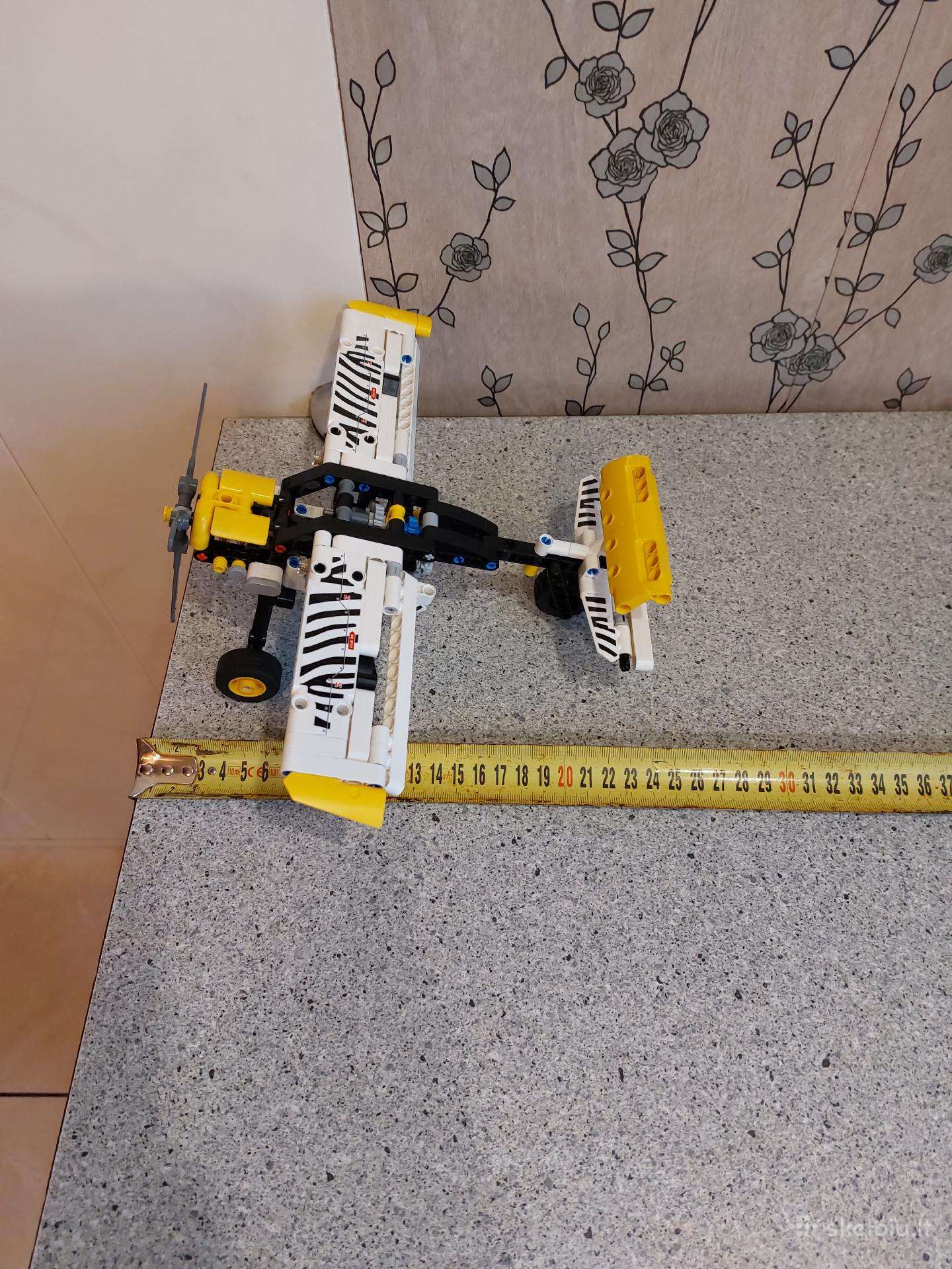 Lego konstruktorius lėktuvas