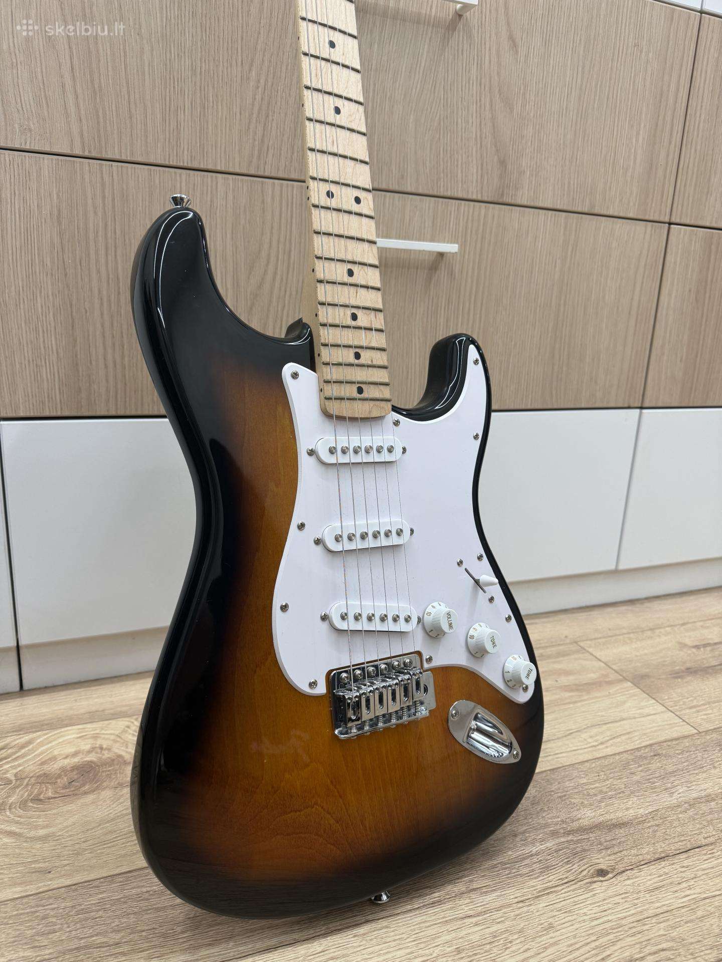 Elektrinė gitara su stiprintuvu