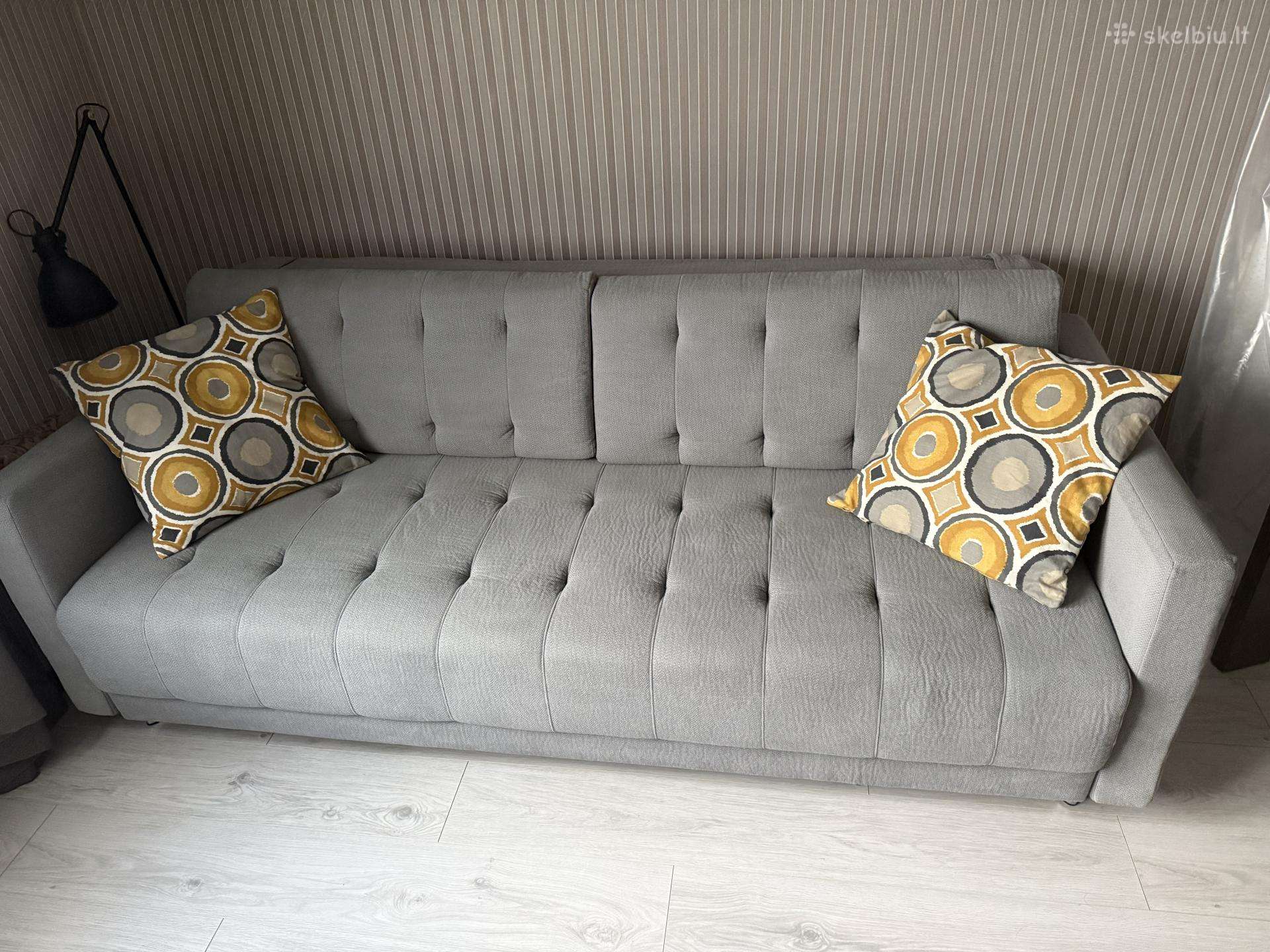 Pilka sofa