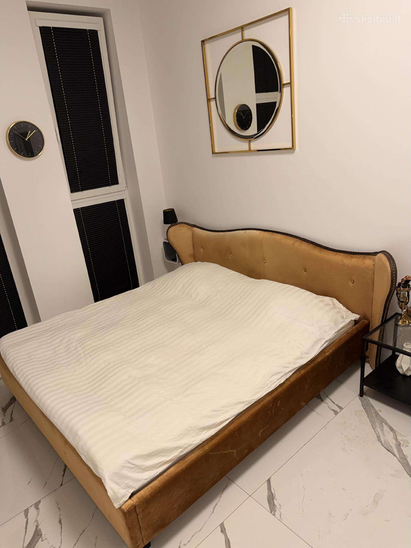 Dvigule lova 180x200 su ciuziniu, yra apsvietimas