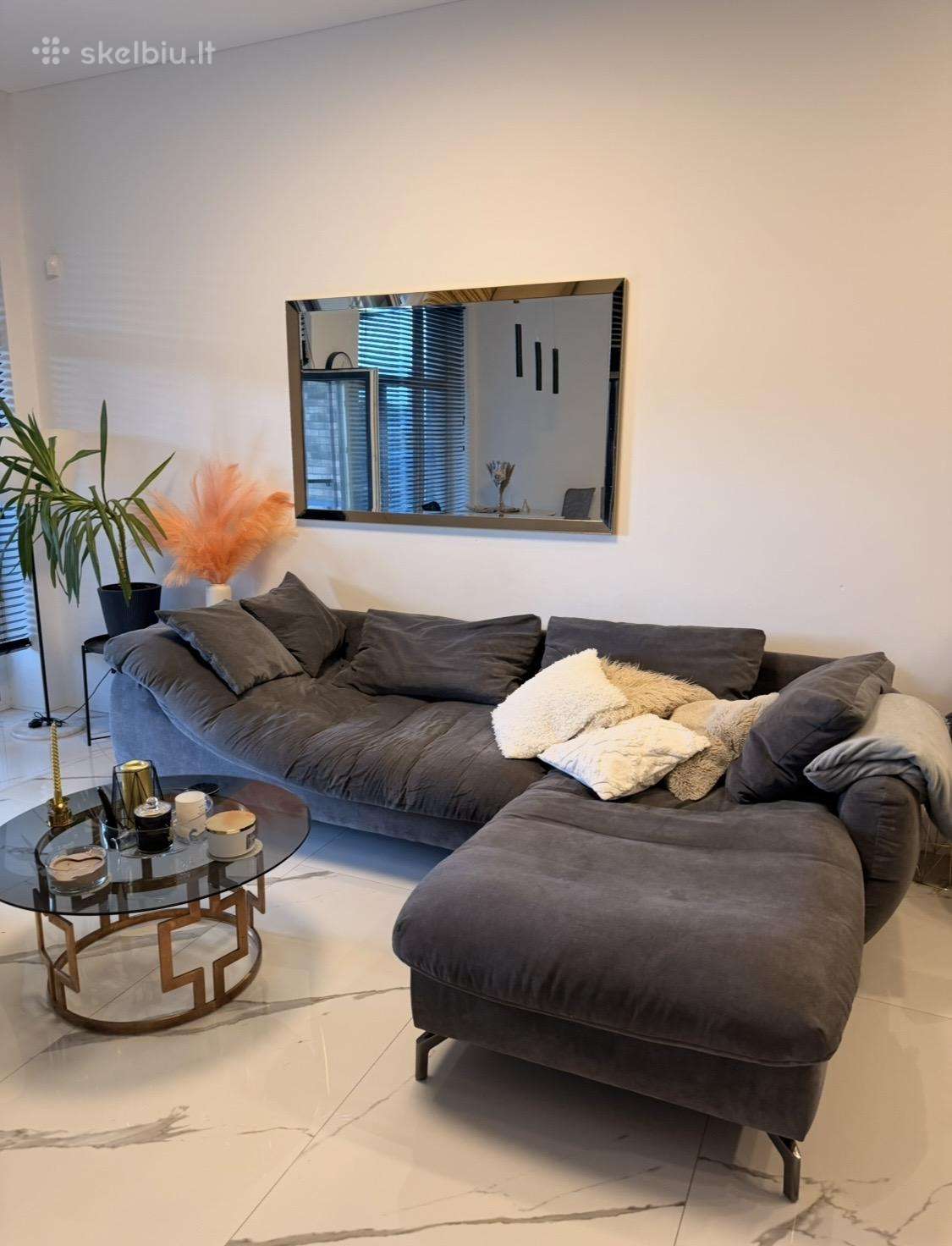 Kampine moderni ir labai patogi erdvi sofa