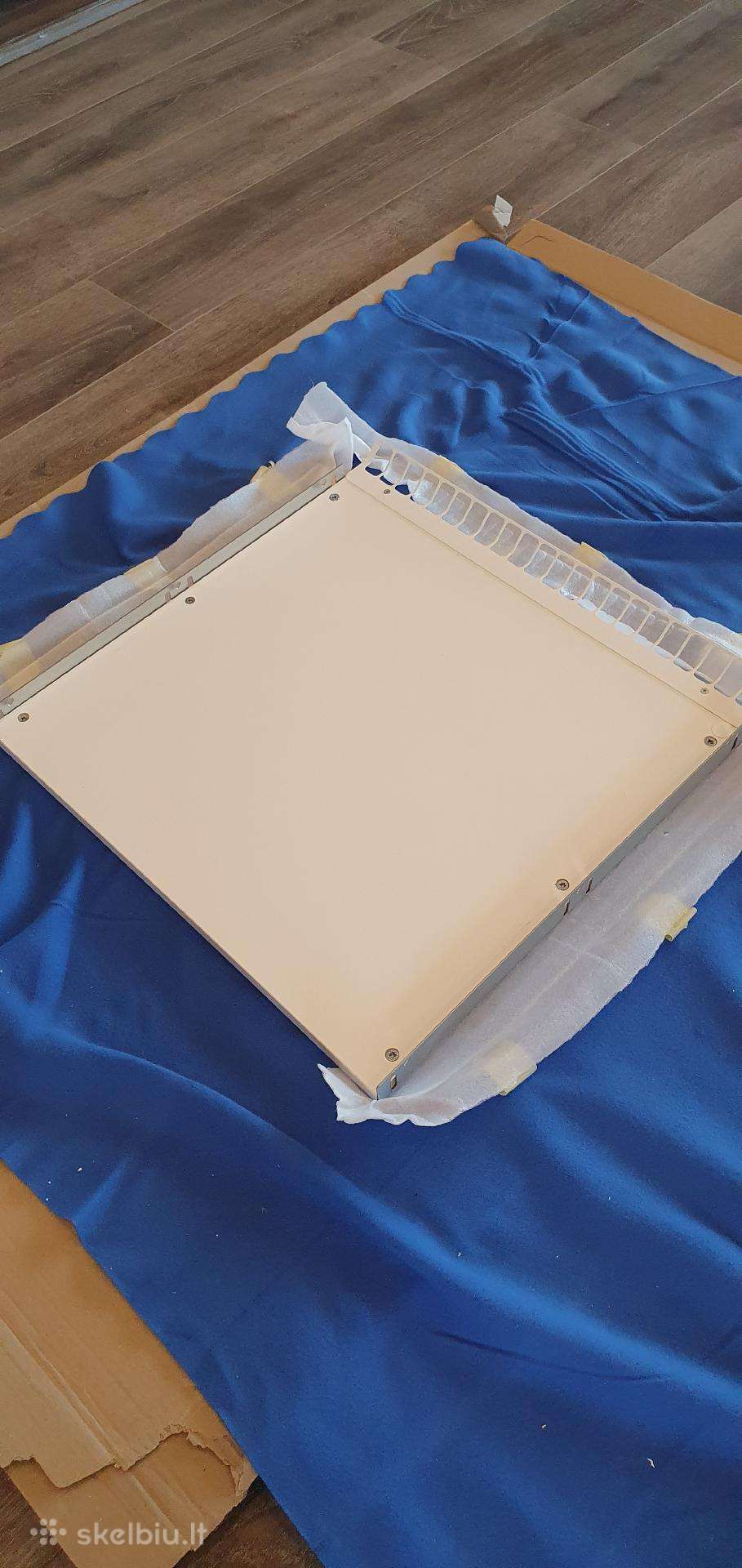 Ikea lentyna su vėdinimo elementu ir metal. šonais
