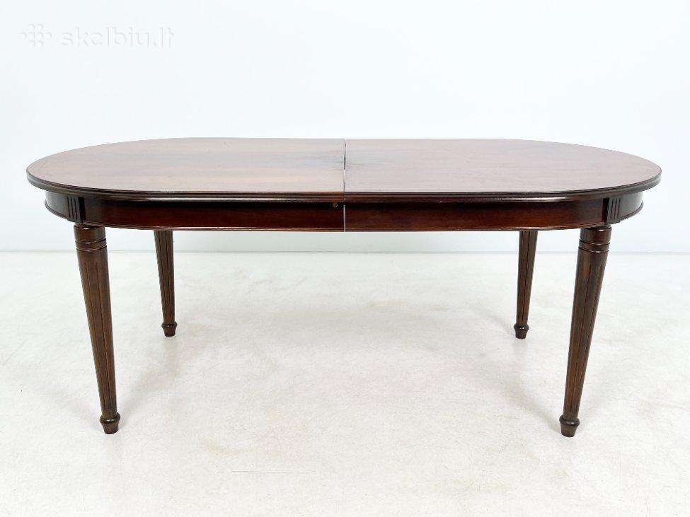 Išskleidžiamas raudonmedžio stalas