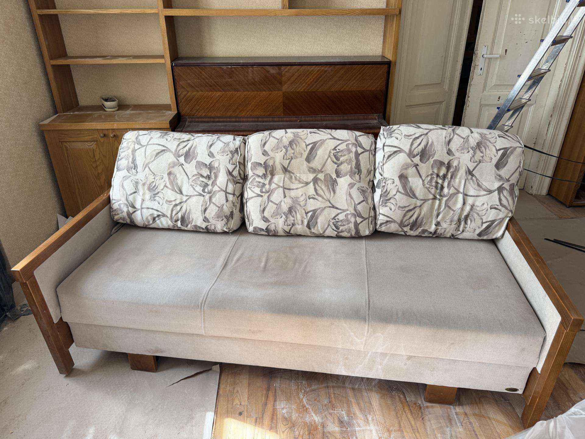 Atiduodama sofa-lova ir dvi kėdės
