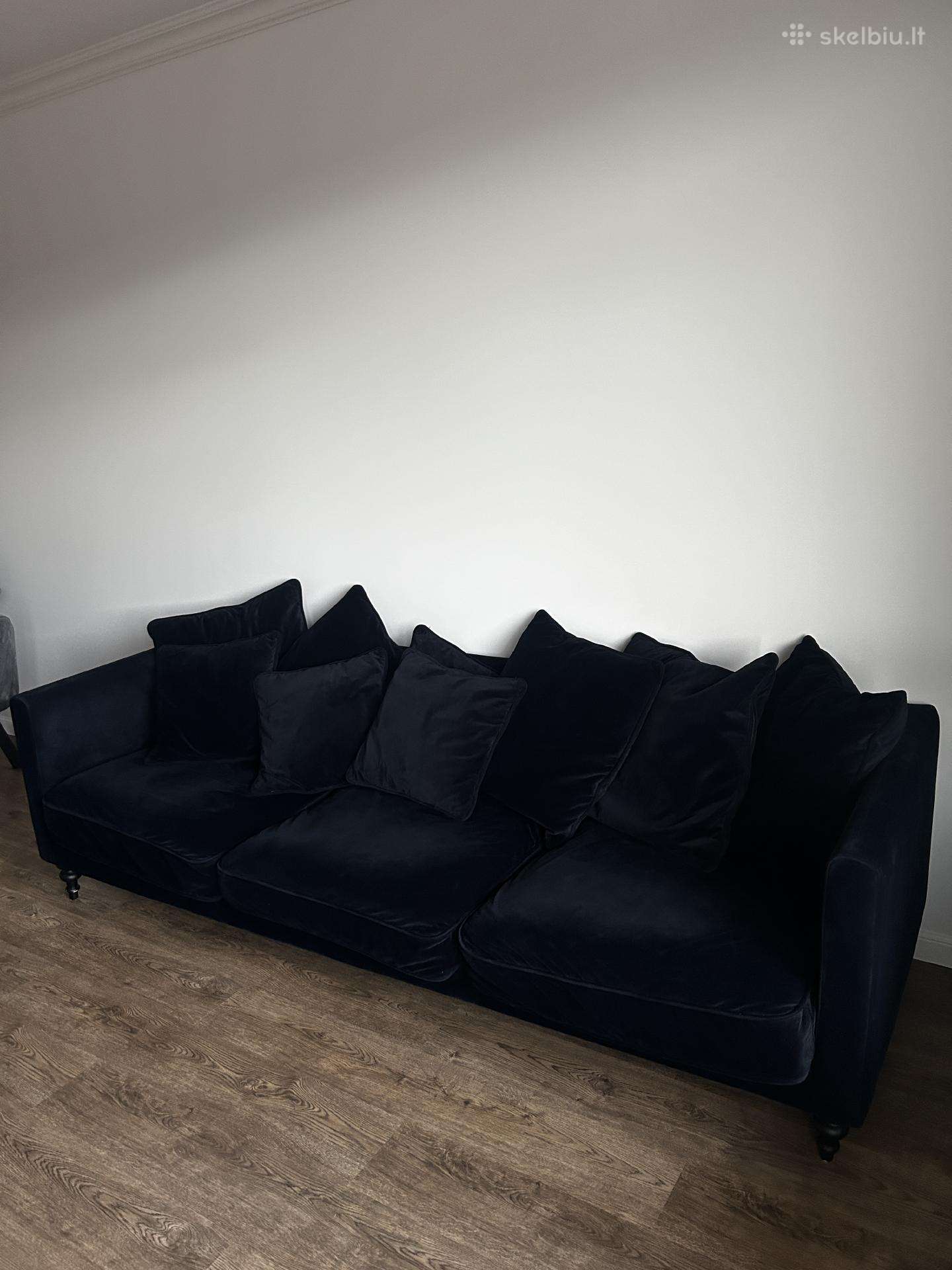 Tamsiai mėlyna svetainės sofa