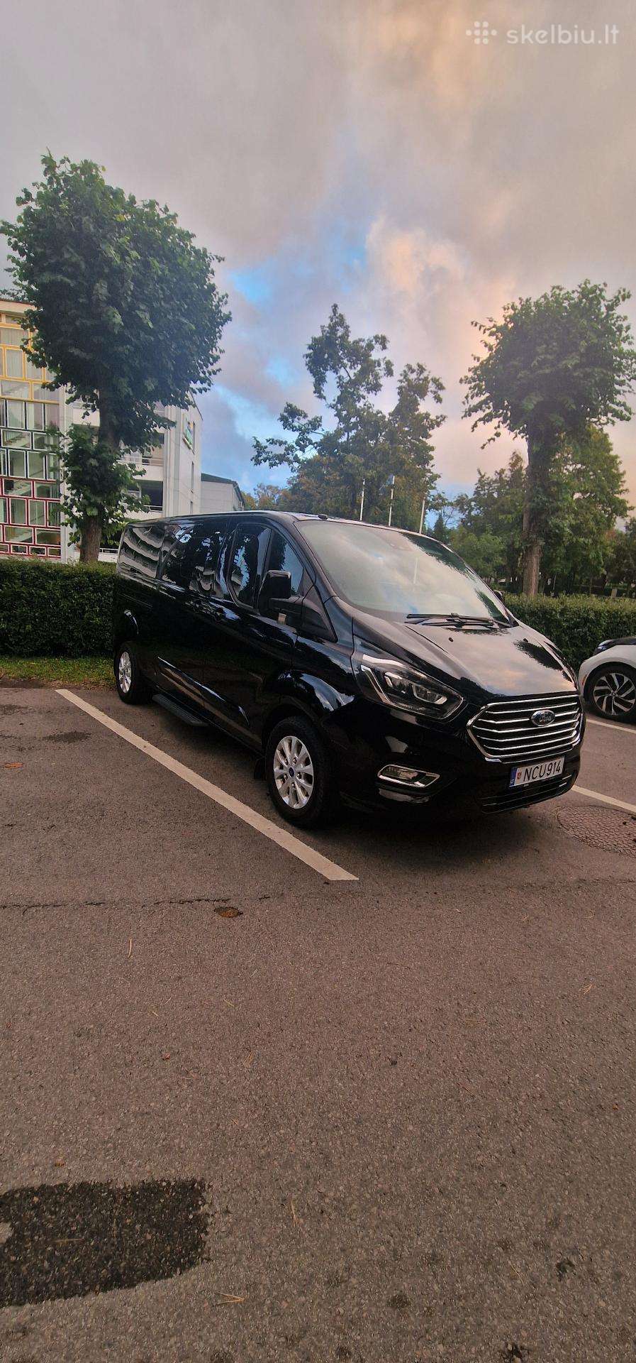 Automobilio nuoma su vairuotoju