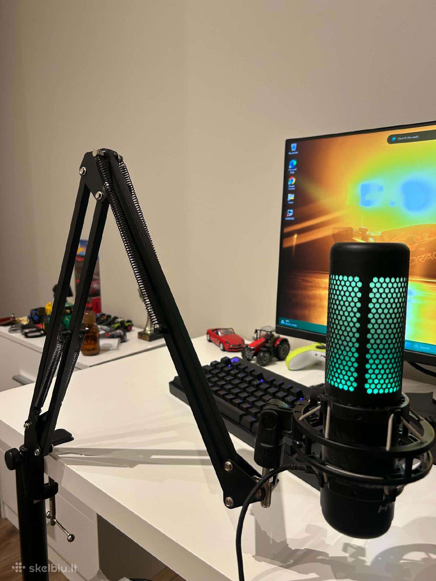 Hyperx Quadcast S su stovu