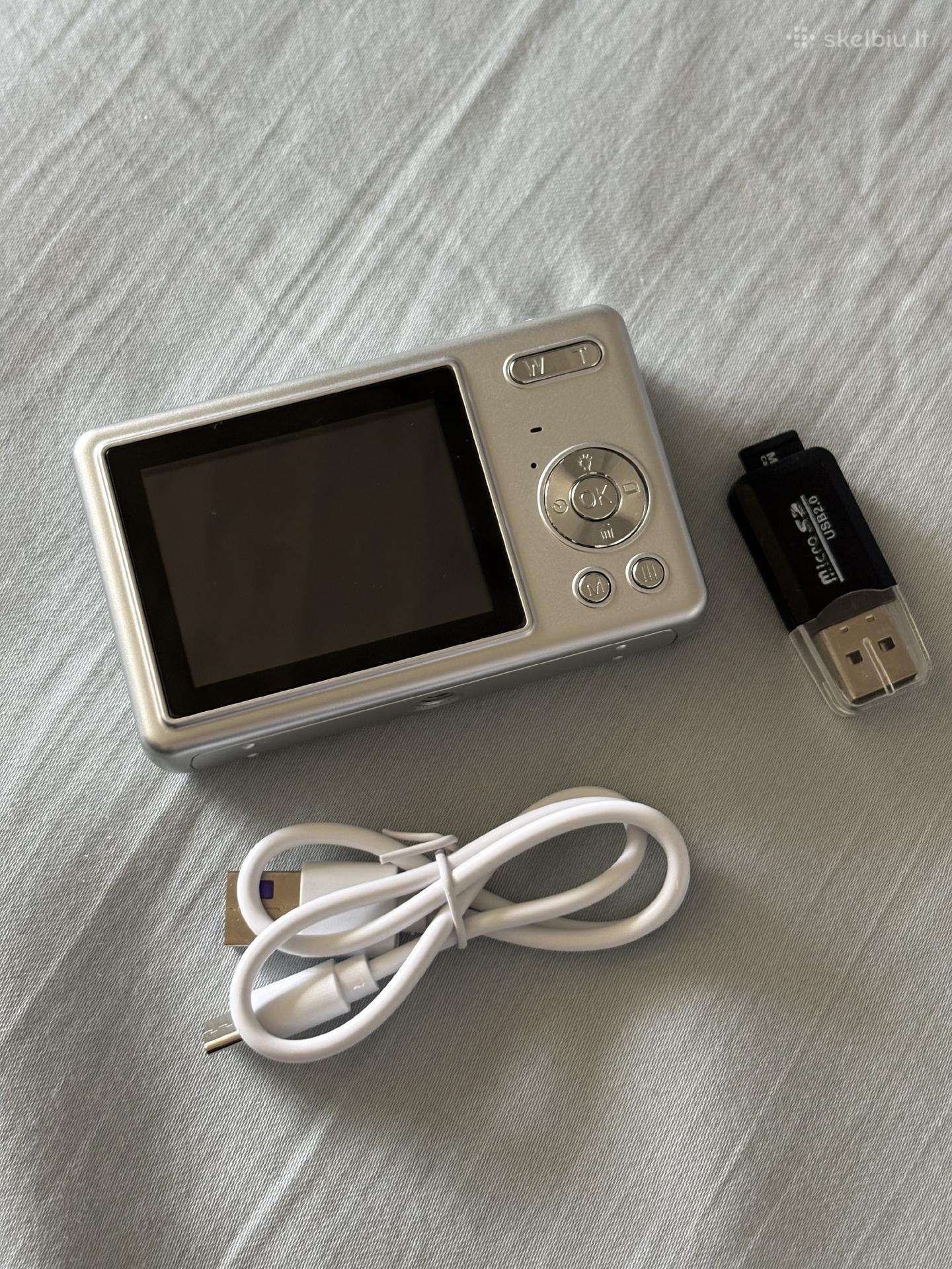 Skaitmeninis fotoaparatas y2k retro sidabrinis
