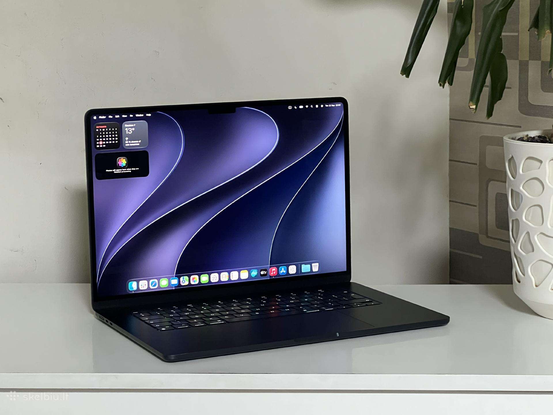 Parduodamas MacBook Air 15 su M2, Liquid Retina.