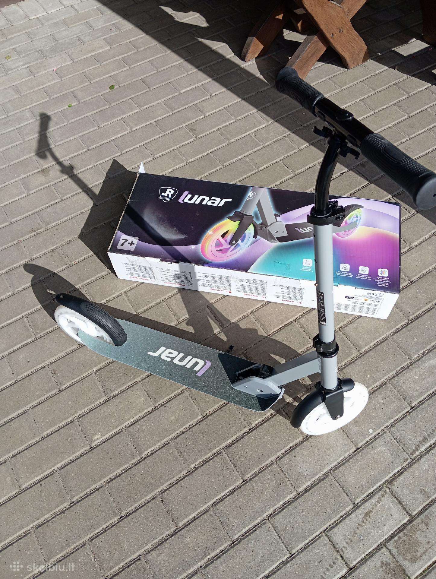 Paspirtukas su LED ratais