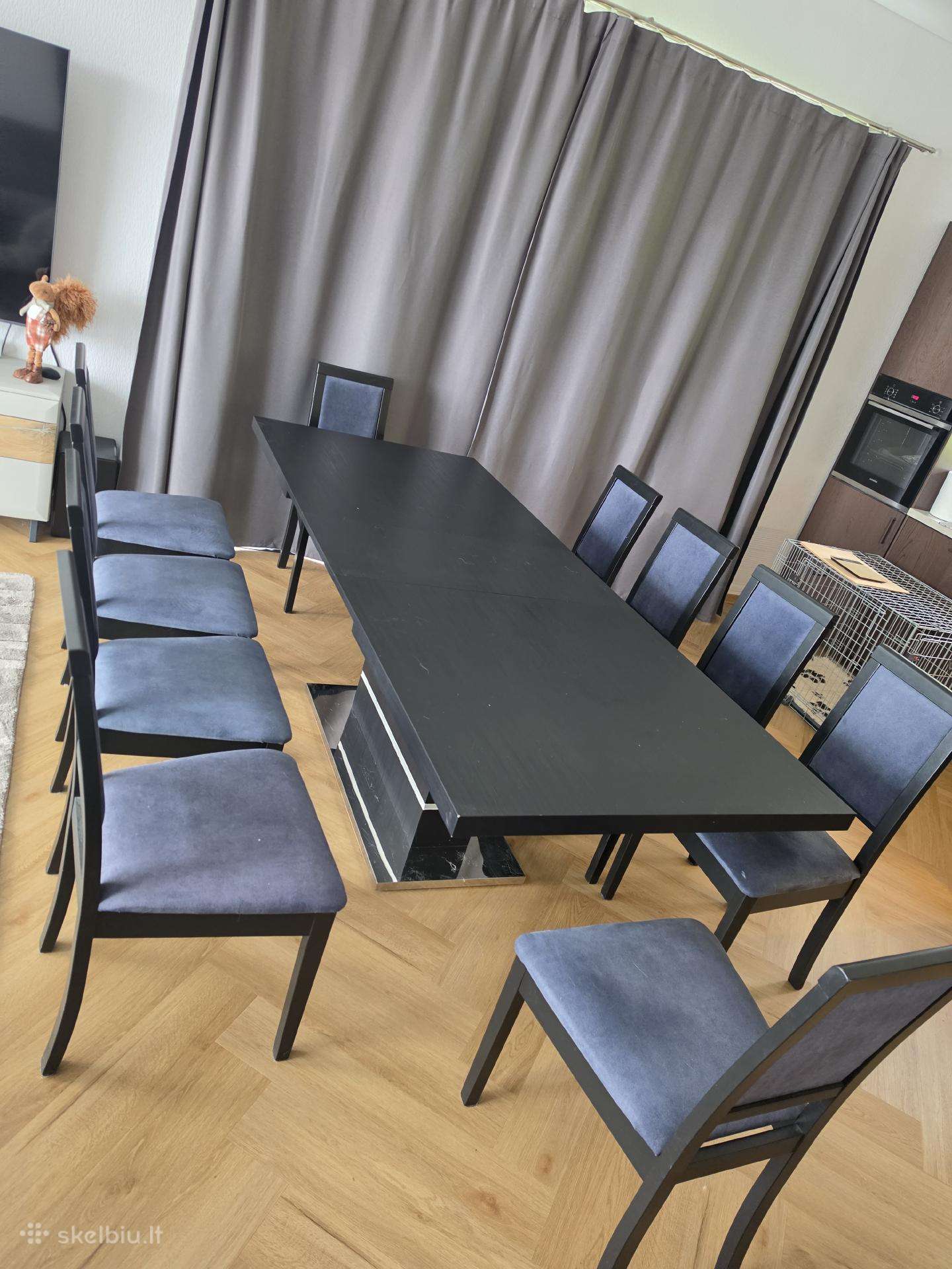 Parduodamas didelis valgomojo komplektas