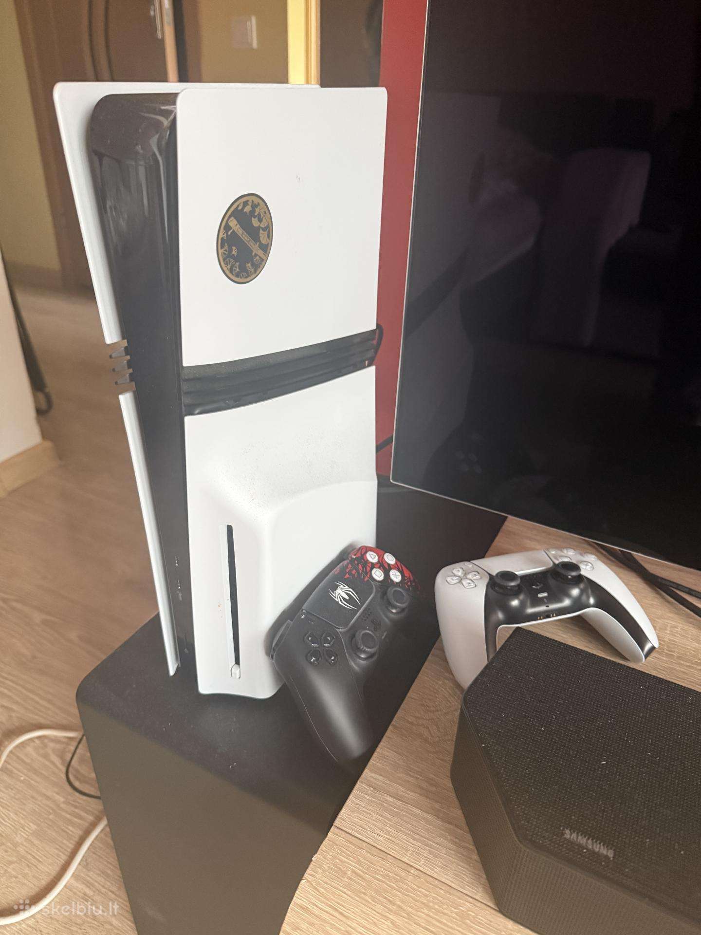 Ps5 Pro su diskasukiu ir 2 pulteliais