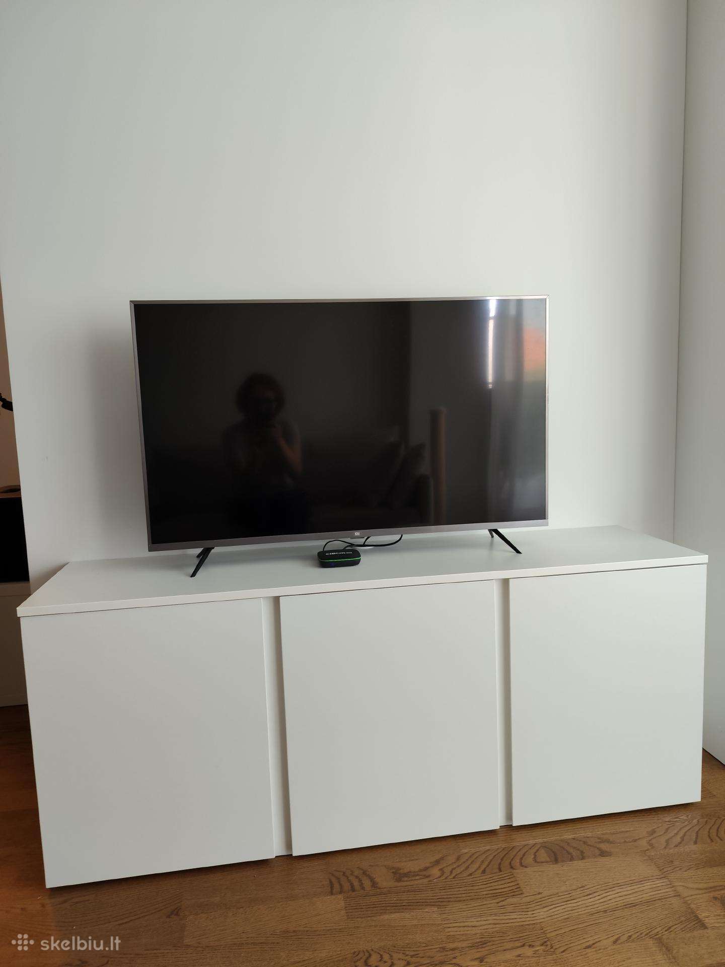 Parduodama beveik nauja talpi TV spintelė