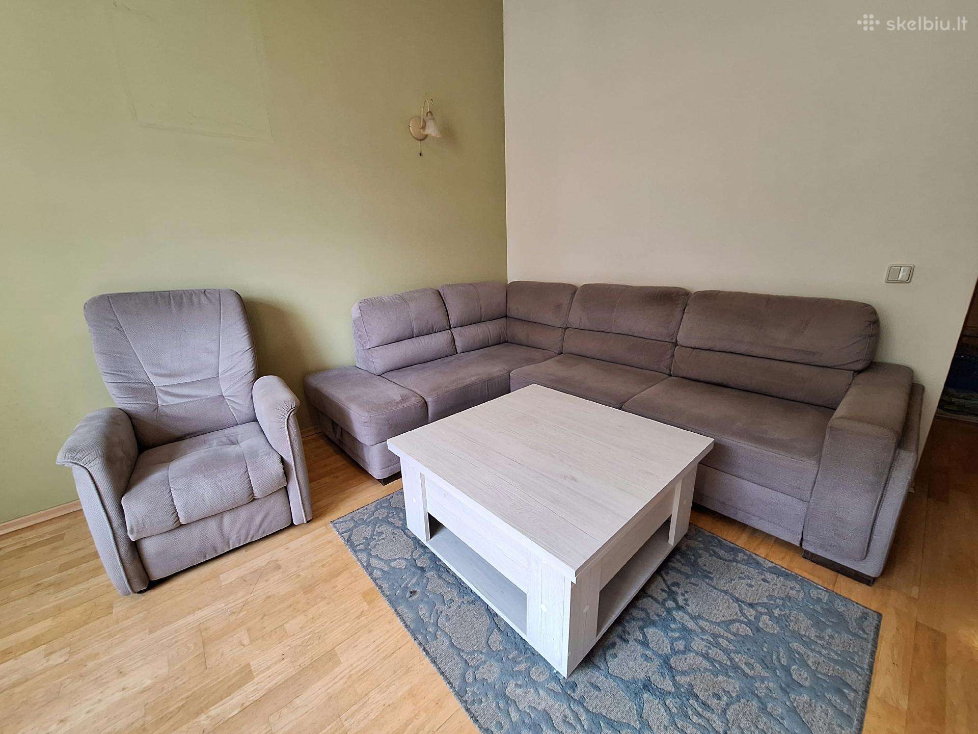Kampinė sofa, išsidarantis fotelis ir stalas