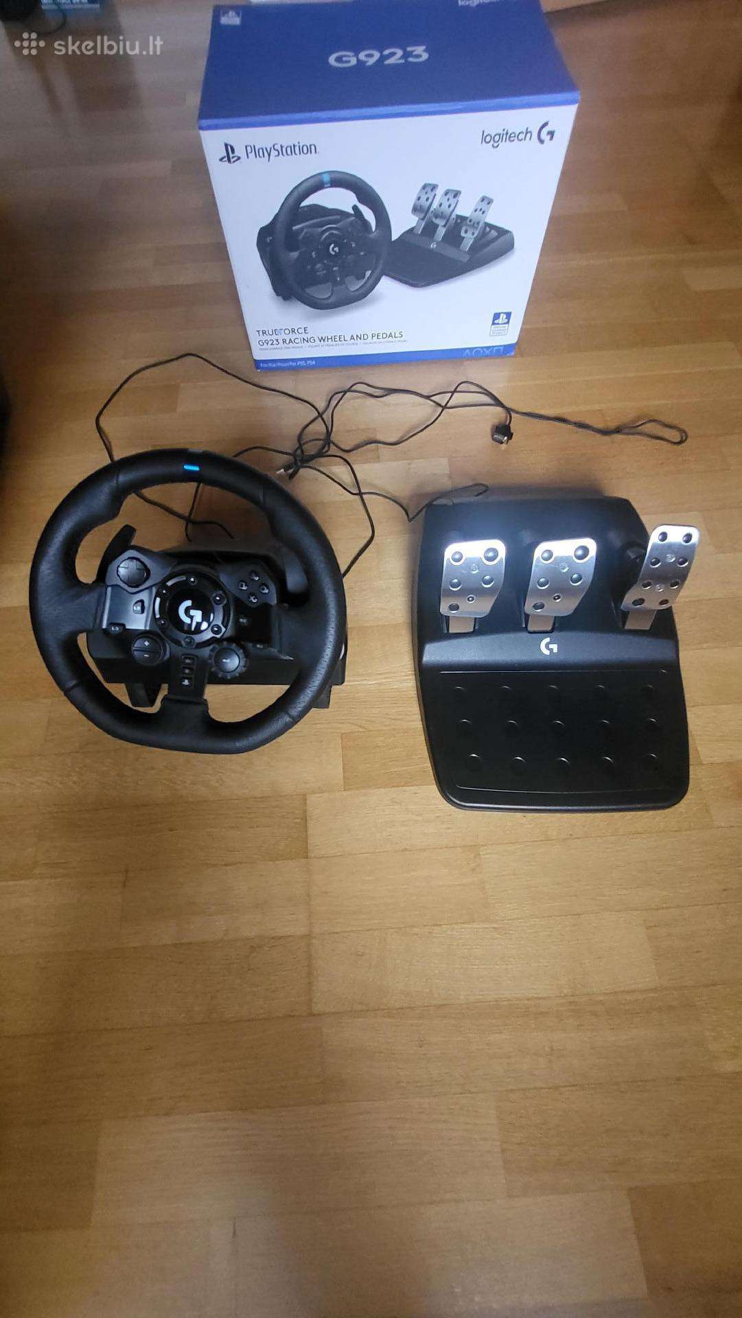 Logitech g923 su magnetinėm mentelėm.