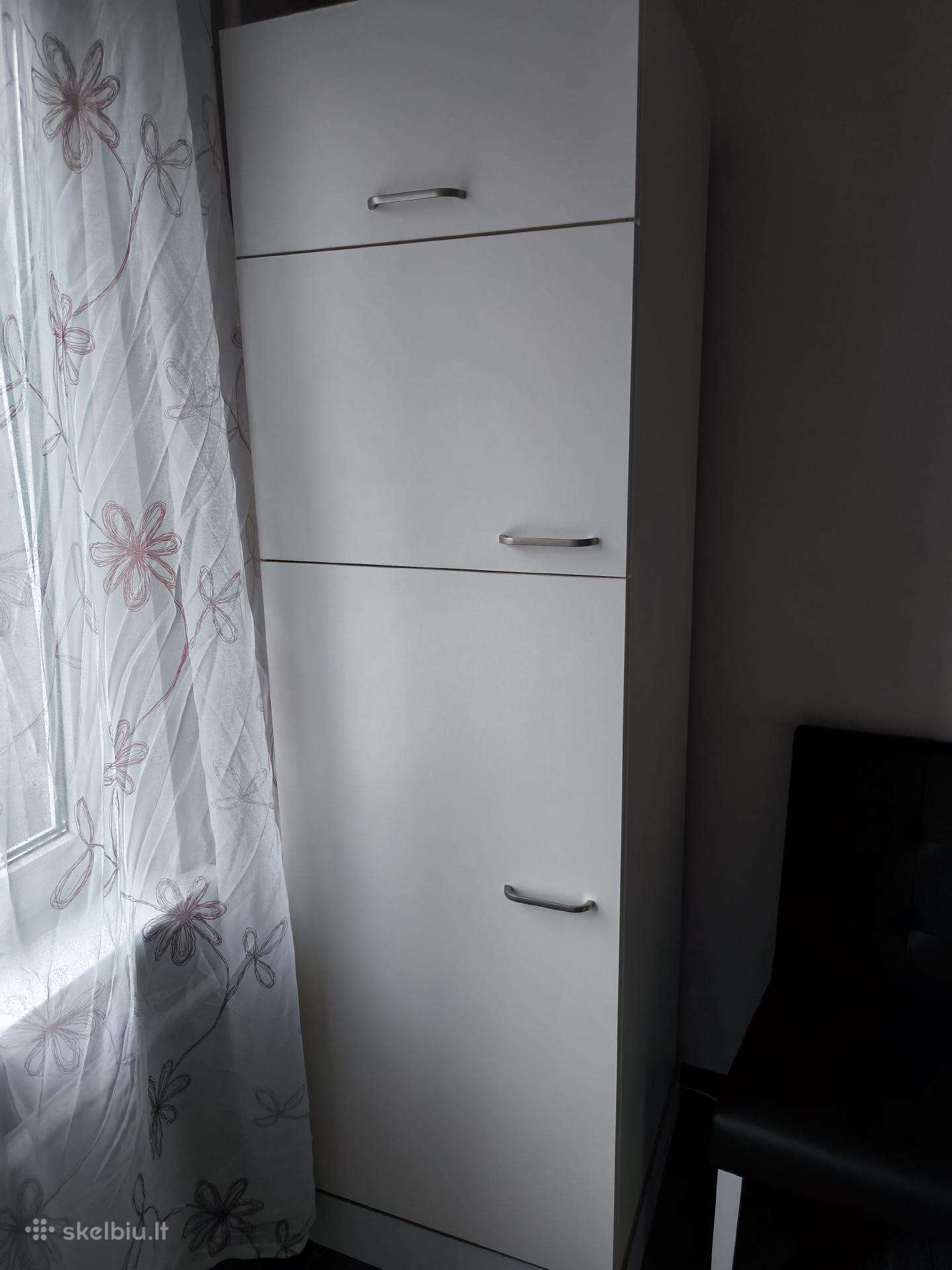 Įmontuojamas šaldytuvas Ignis kartu su spintele