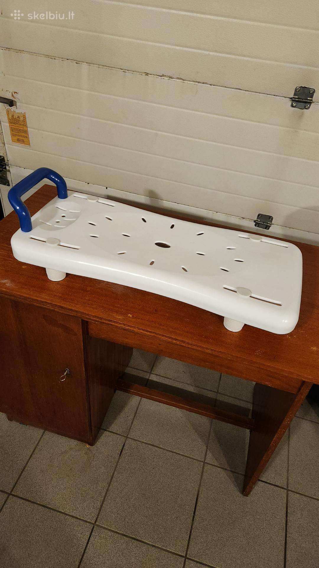 Vonios lenta su rankena (suoliukas slaugai)
