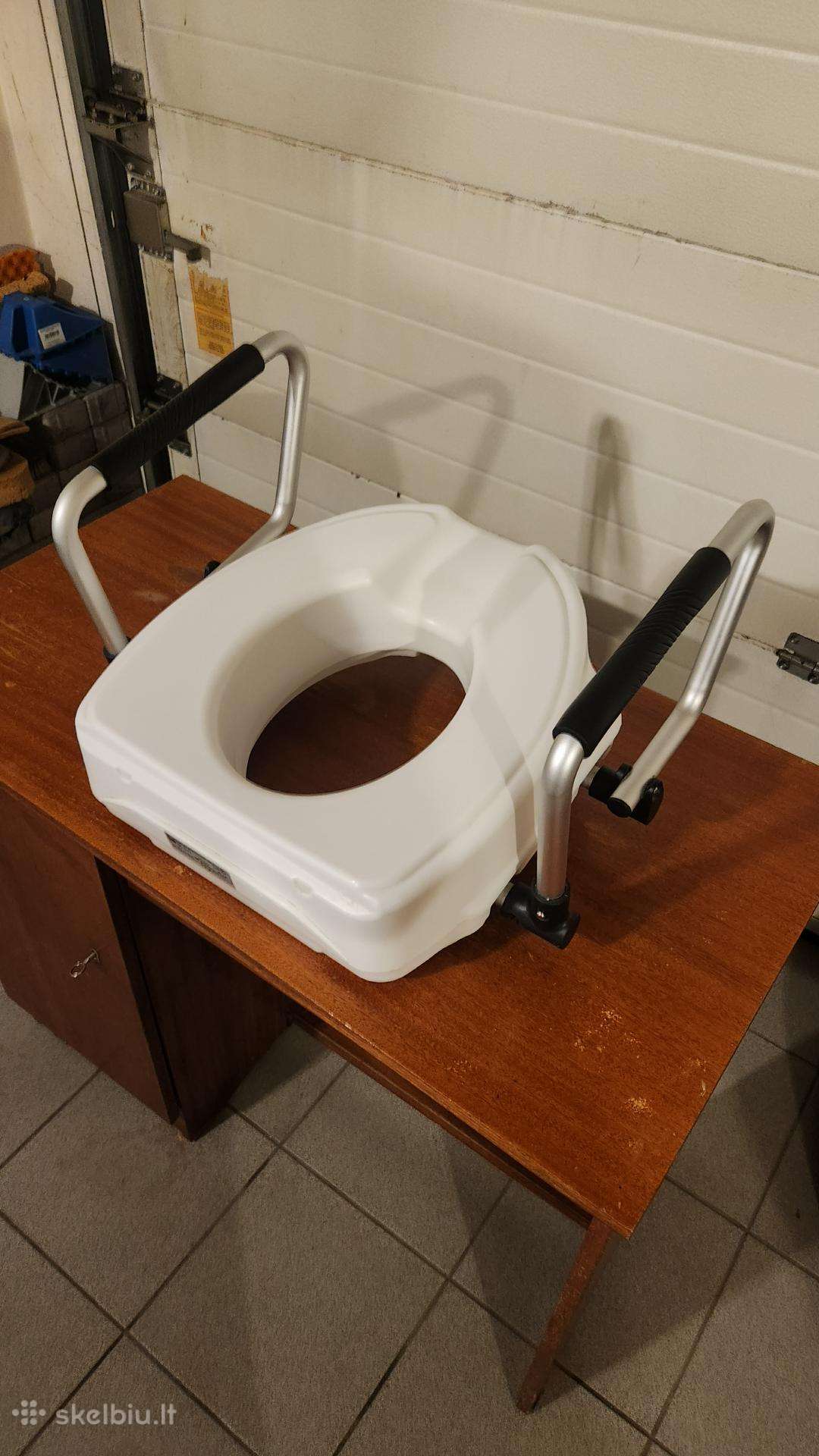 Tualeto paaukštinimas su porankiais