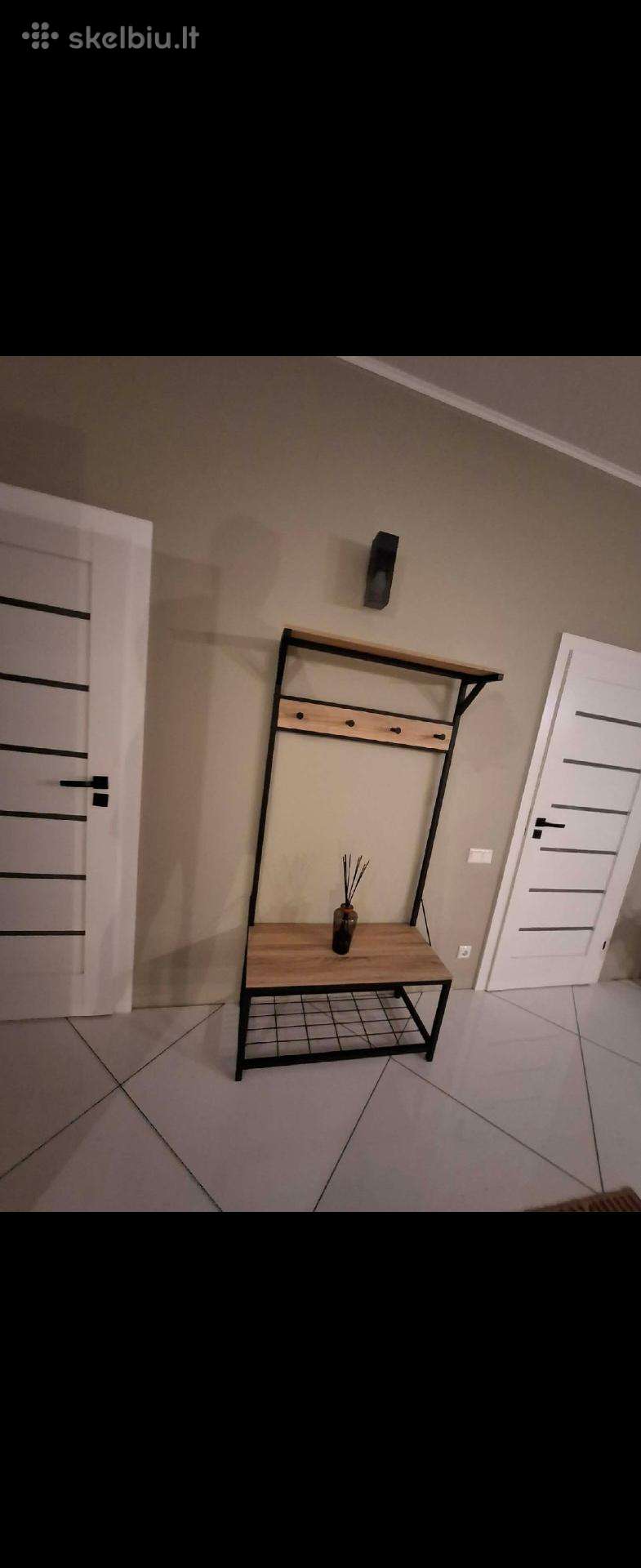 Minimalistinio stiliaus kabykla prieškambaris