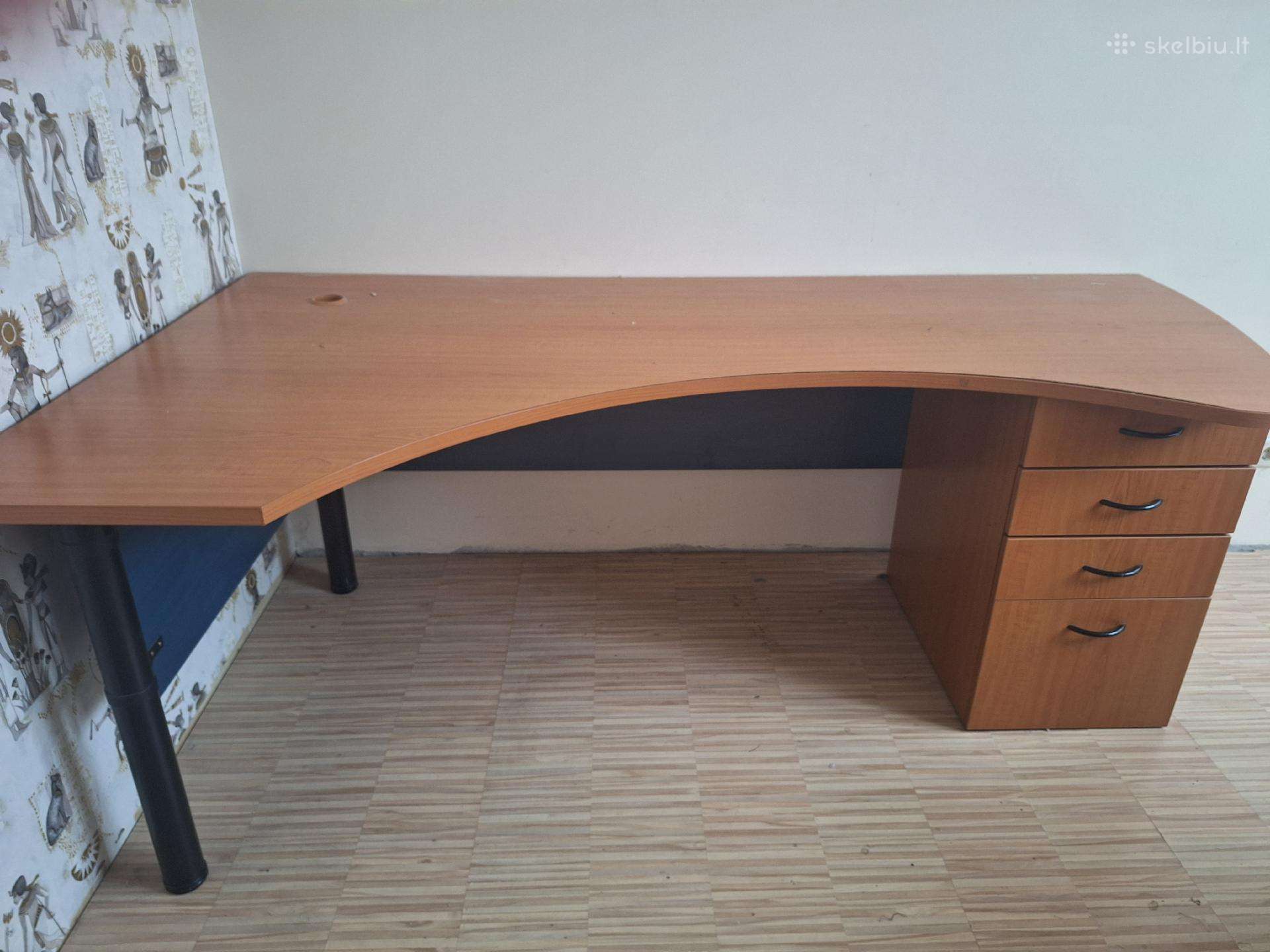 Dovanojamas rašomasis stalas