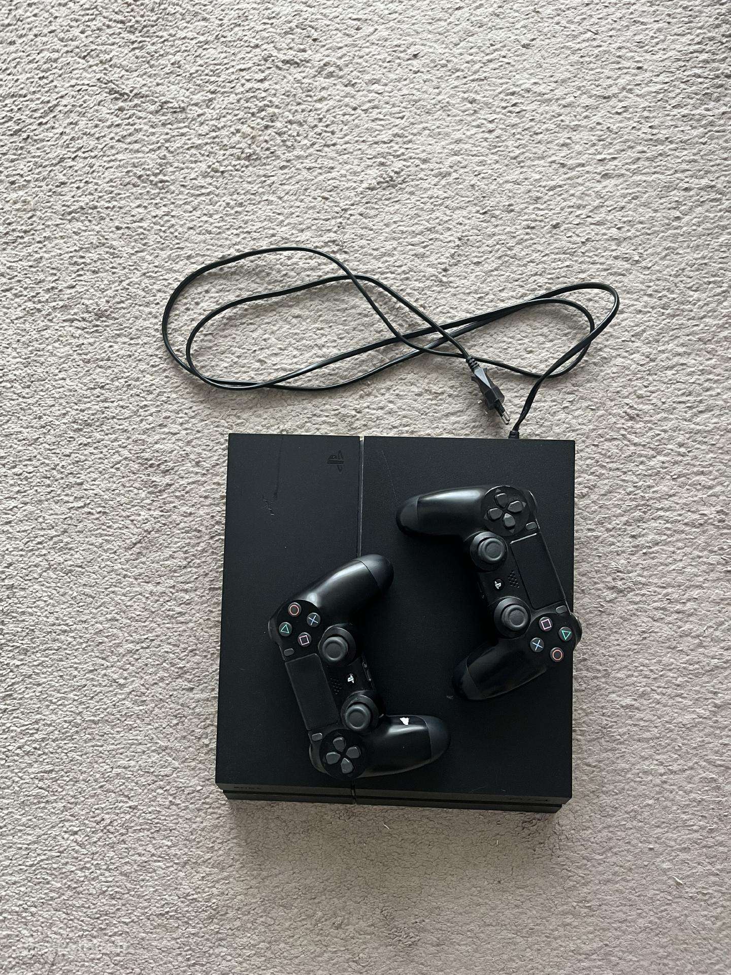Juodas “Playstation 4