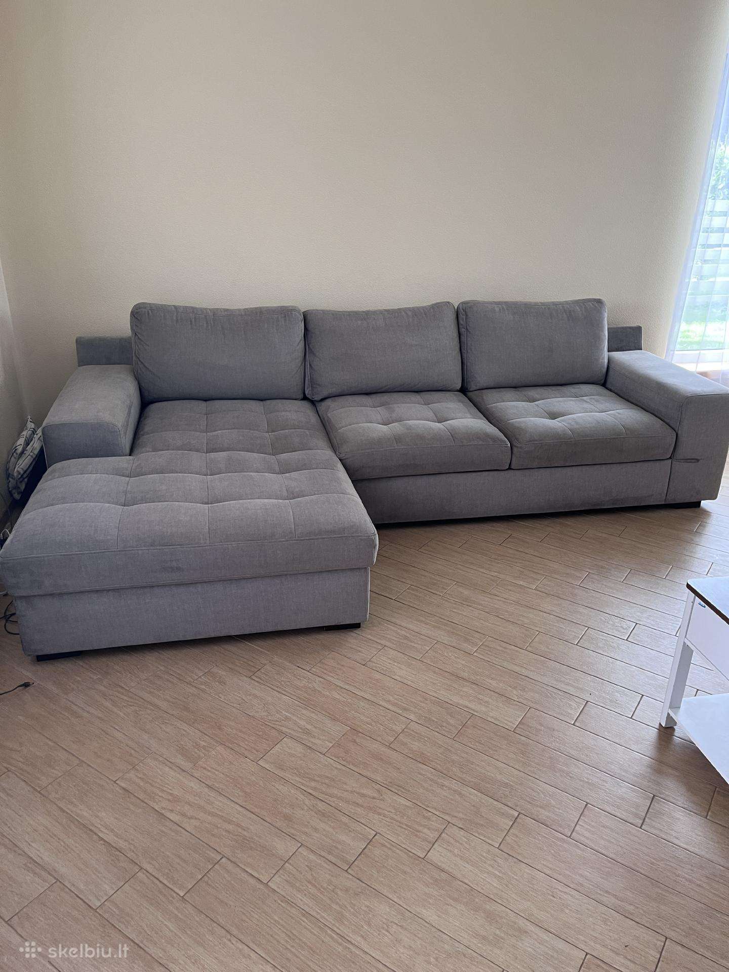 Naudota sofa su miegama dalimi.