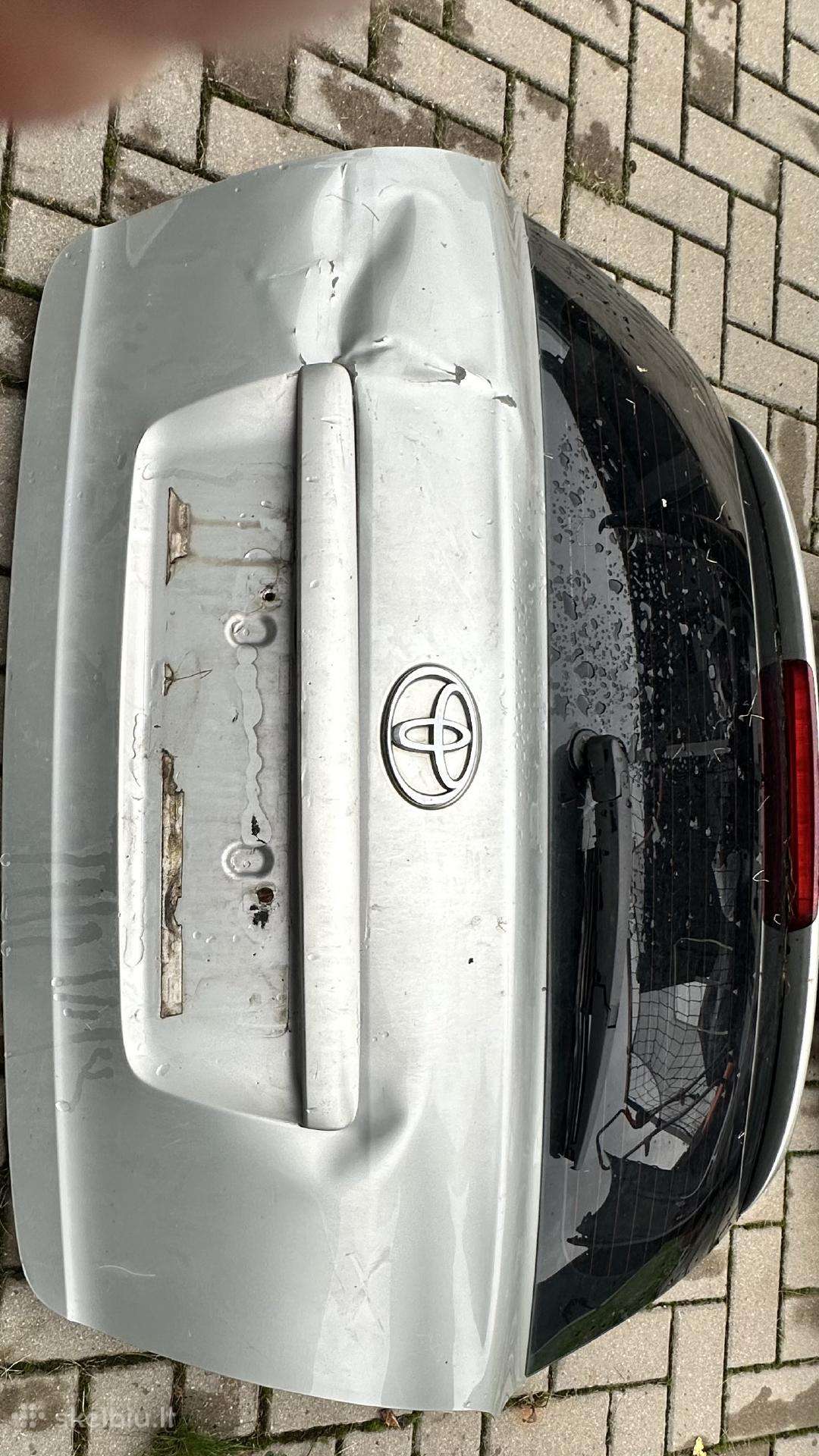 Toyota avensis T250 bagažinė ir priekinis bamperis