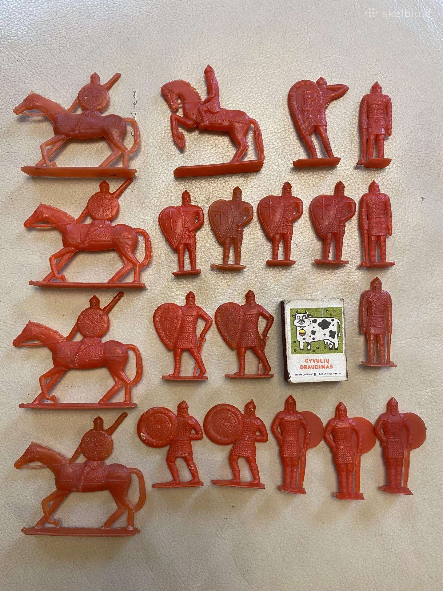Kareiveliai tarybiniai plastmasiniai po 1€