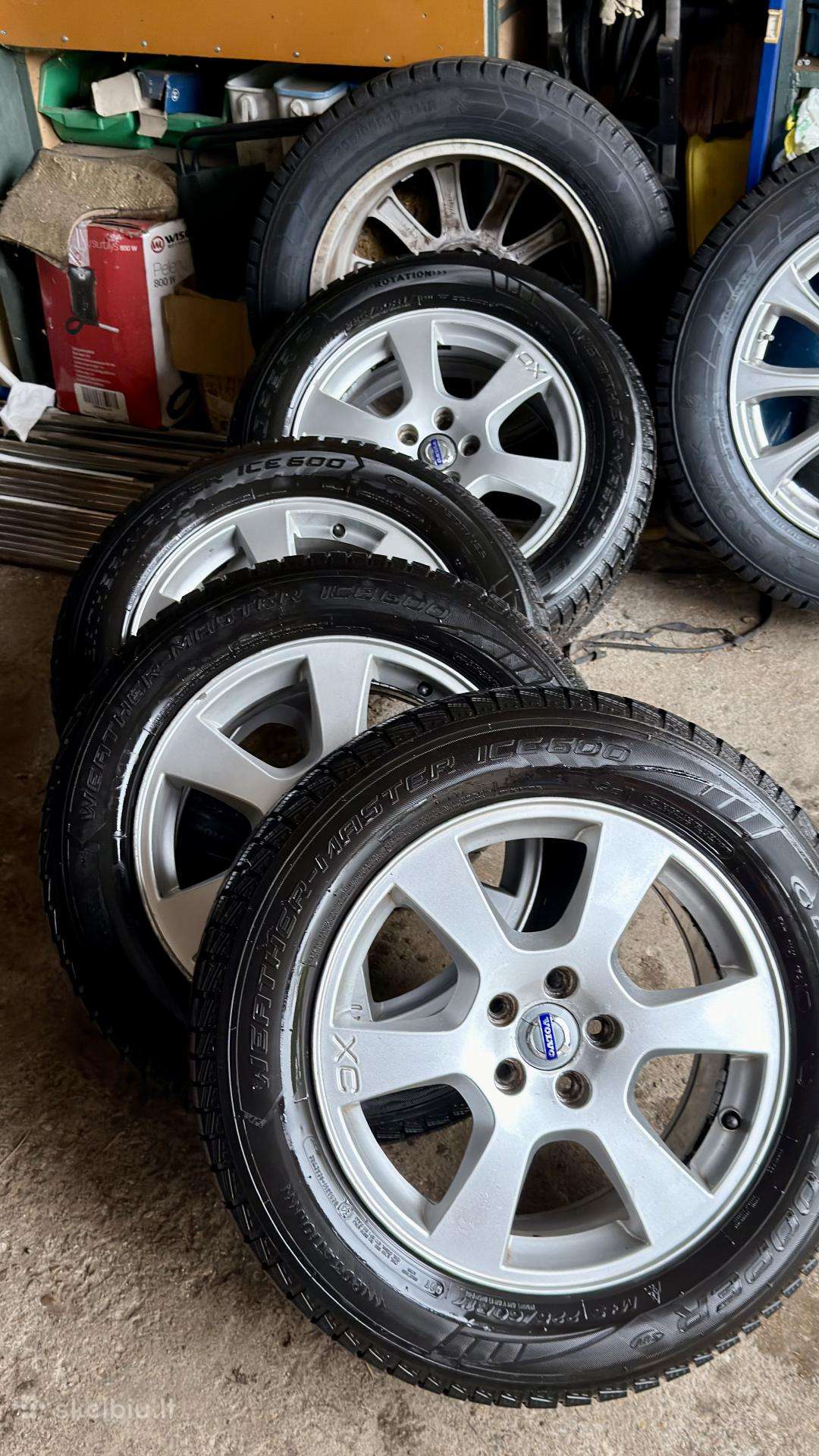 Volvo ratai 225-60 R-17 žieminėmis padangomis.