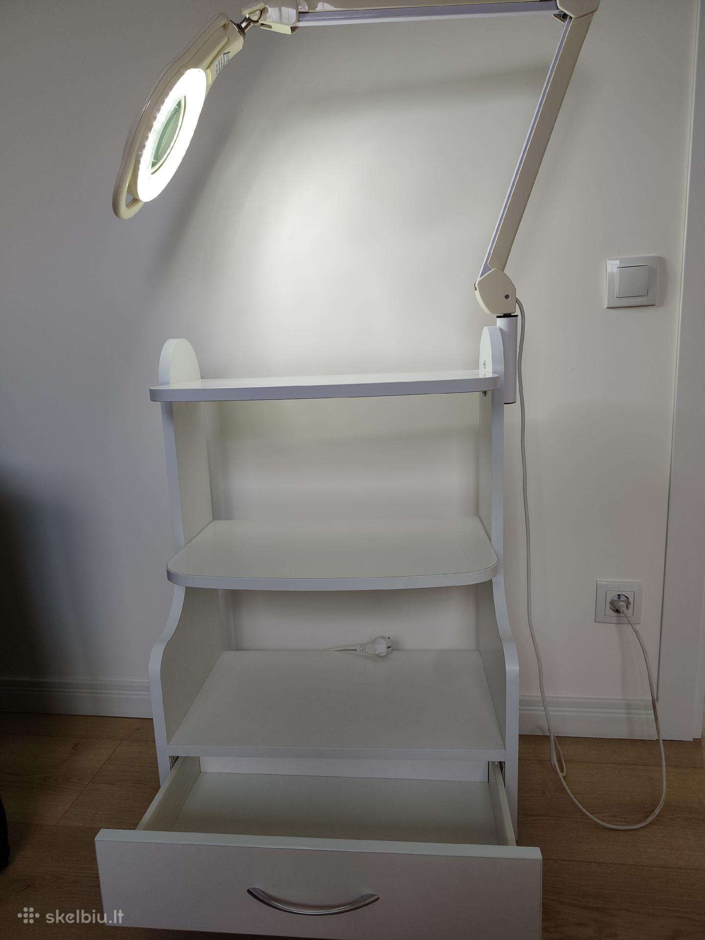 Kosmetologinis staliukas su LED lempa