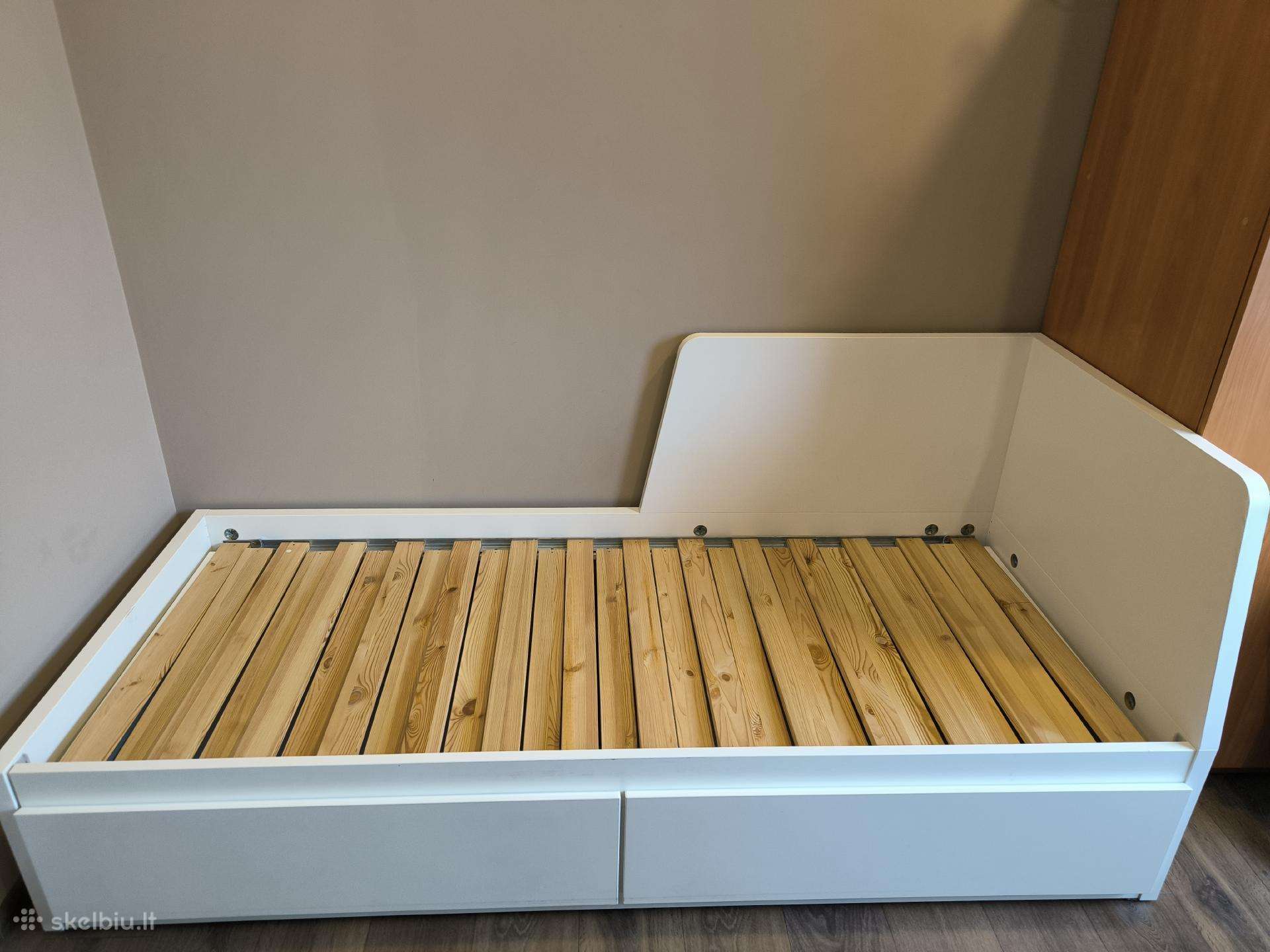 Naudota išskleidžiama Ikea lova dviems.