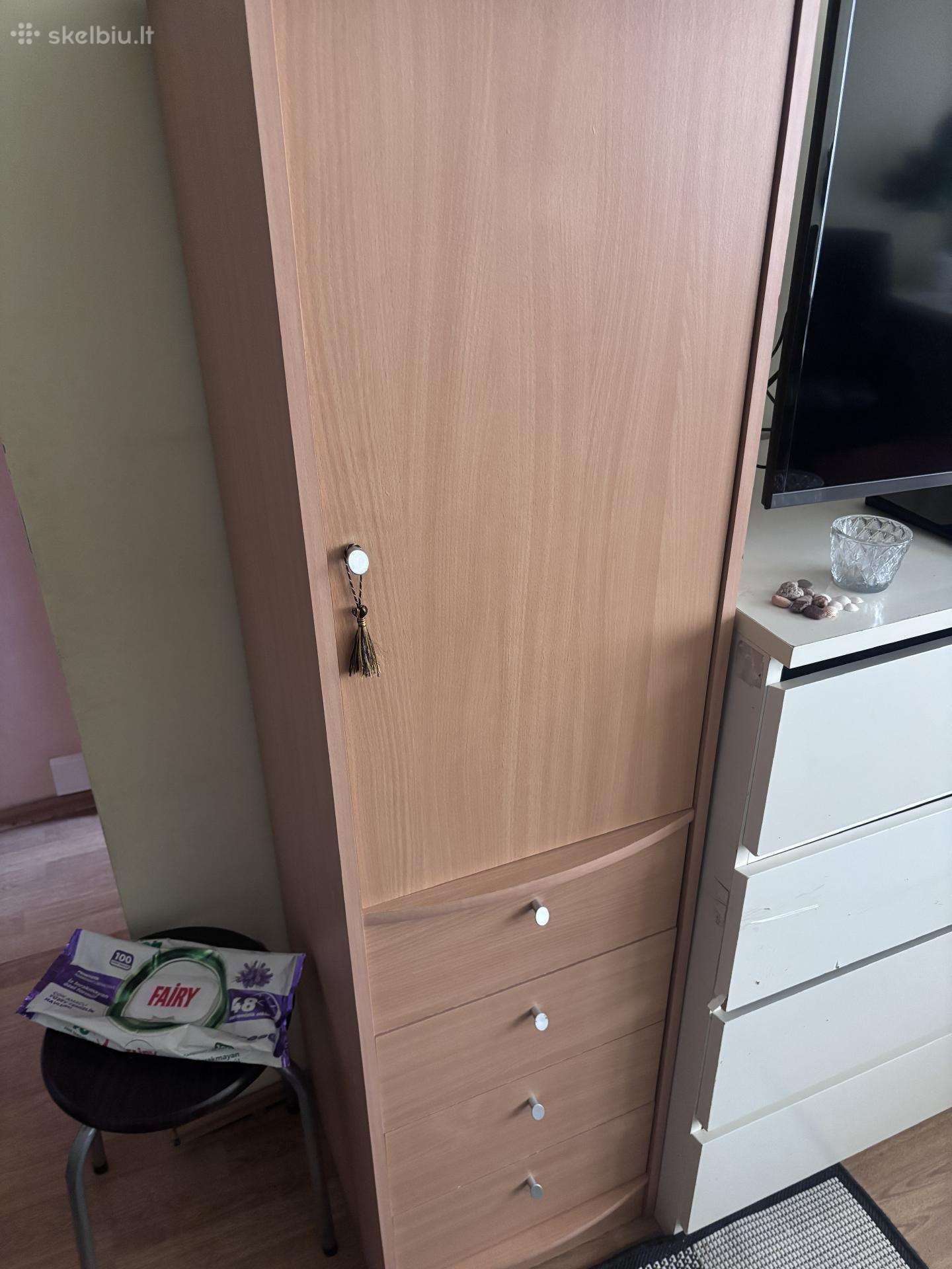 Parduodu kambario sekciją, spintą.