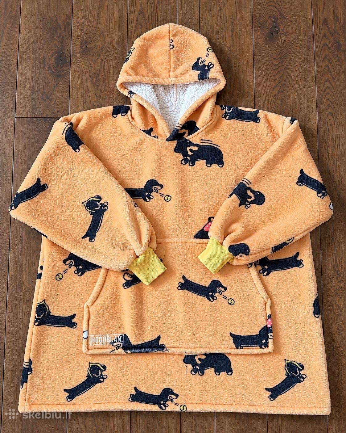Minkštas ir šiltas hoodie pledas su šuniukais.