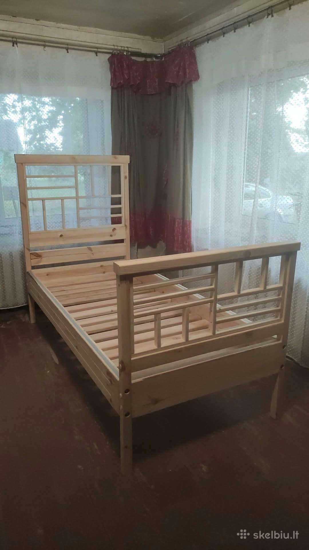 Rankų darbo lova su aliuminio detalėmis