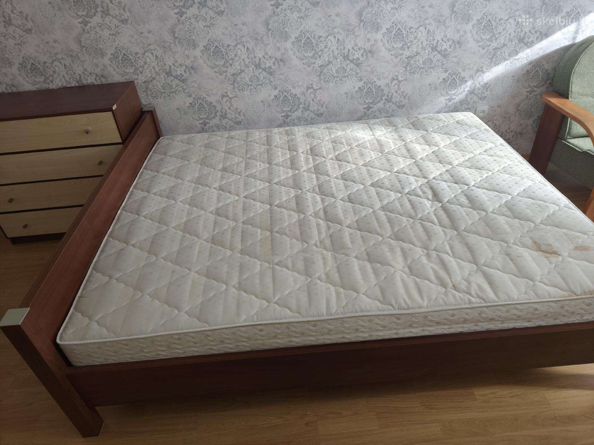 Atiduodu lovą ir spintelę.