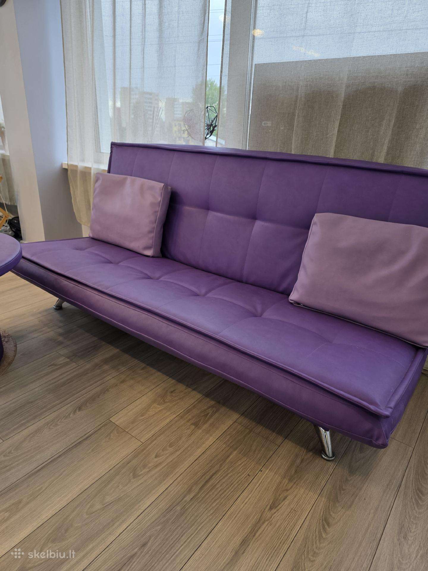 Sofa su patalynes deze.