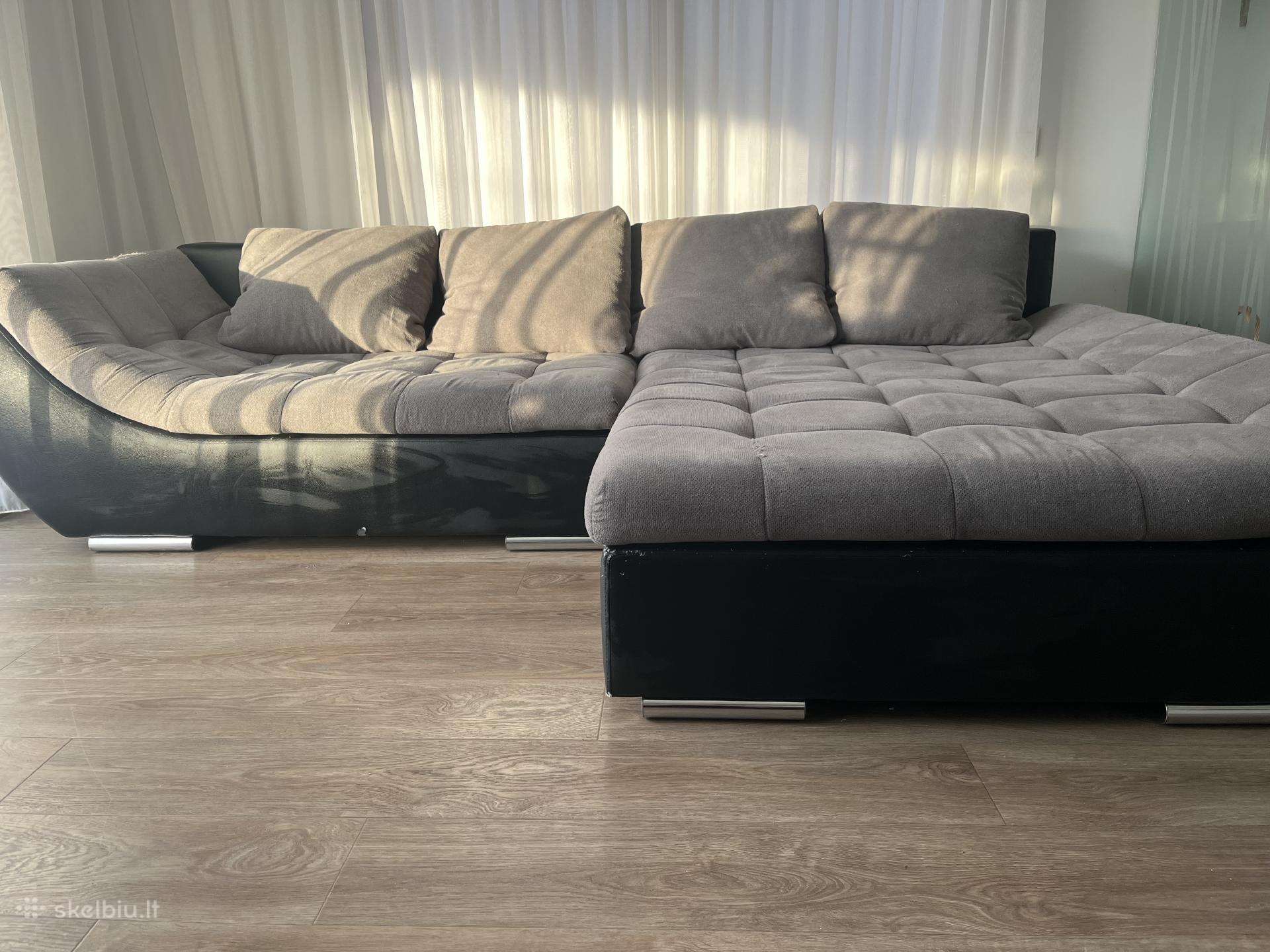 Parduodama naudota, patogi didelė kampinė sofa.