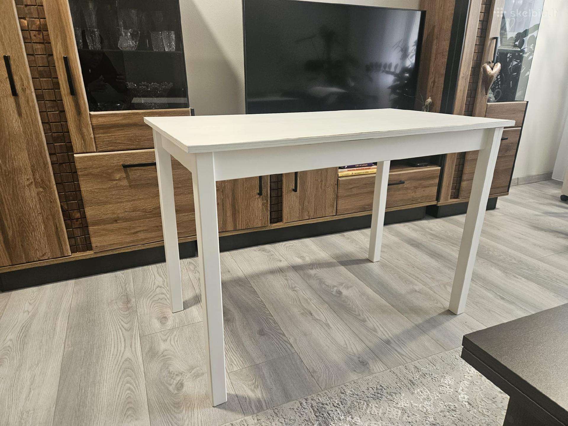 Miegamojo lovos rėmas ir baltas stalas