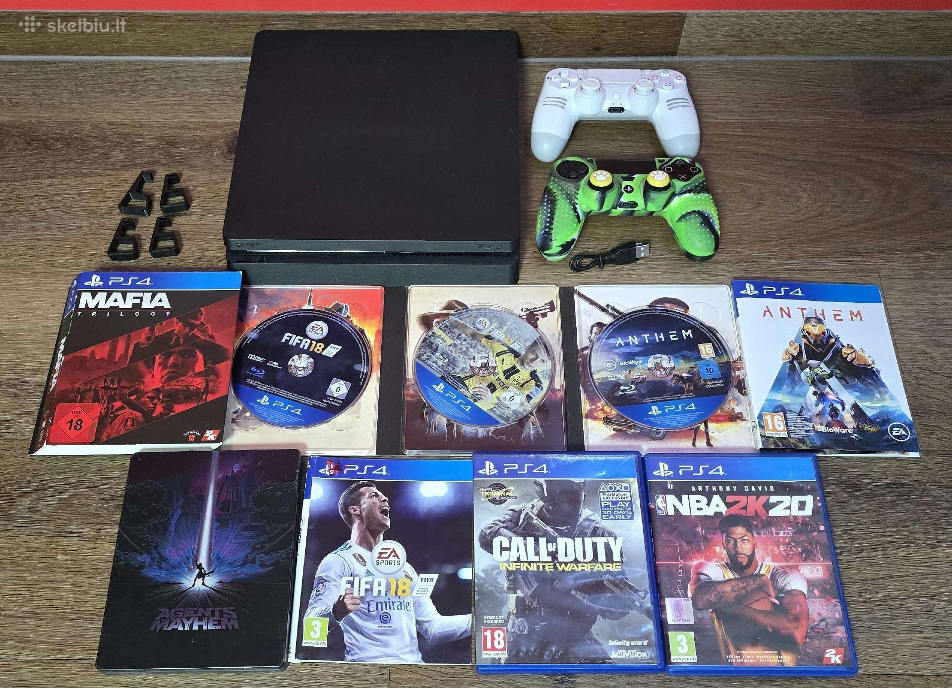 Playstation 4 slim su daug priedų