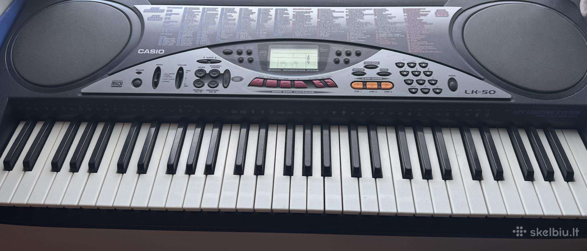 Casio Lk -50 su šviečiančiais klavišais.