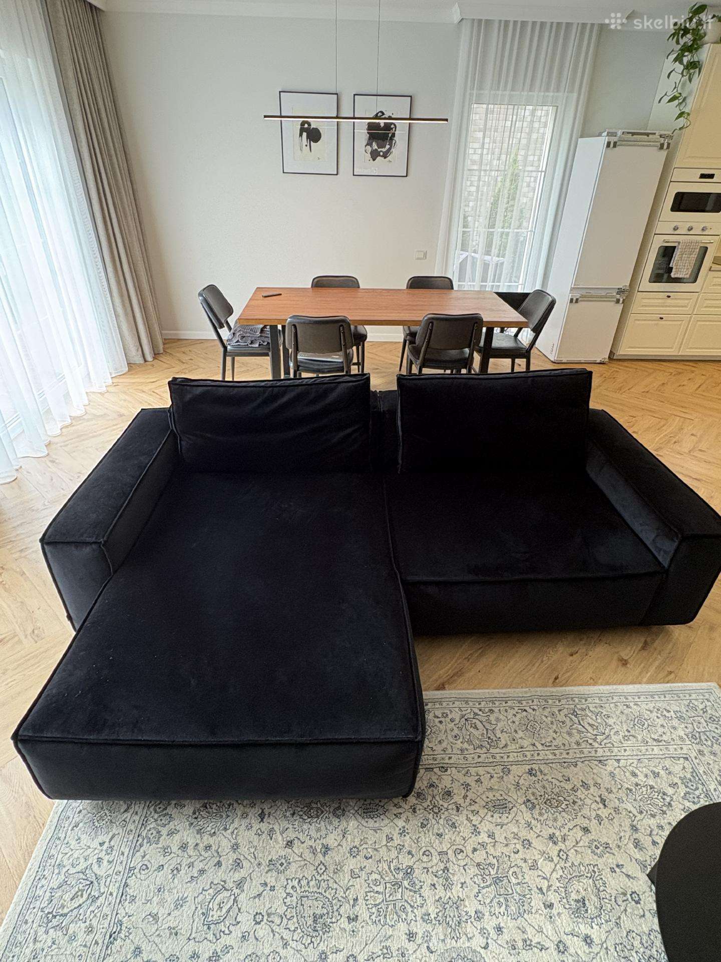 Juoda didelė sofa