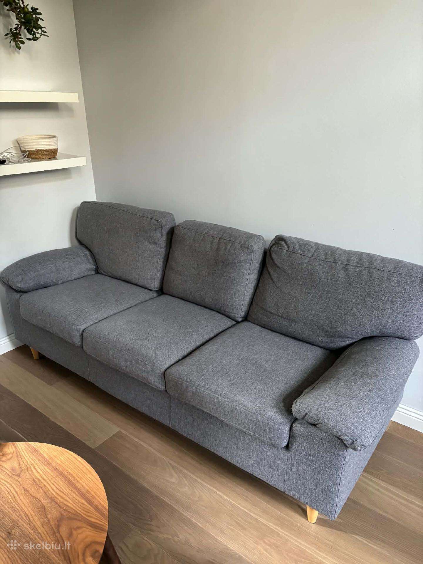 Pilka sofa