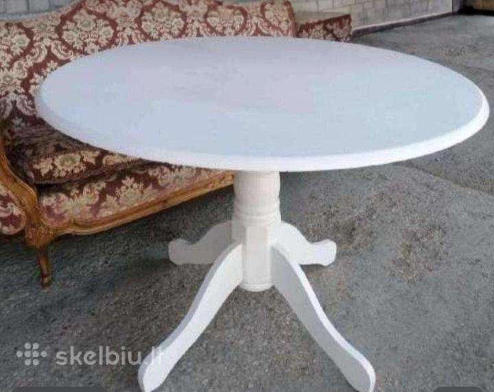 Senovinis geram stovyje valgomasis medinis stalas