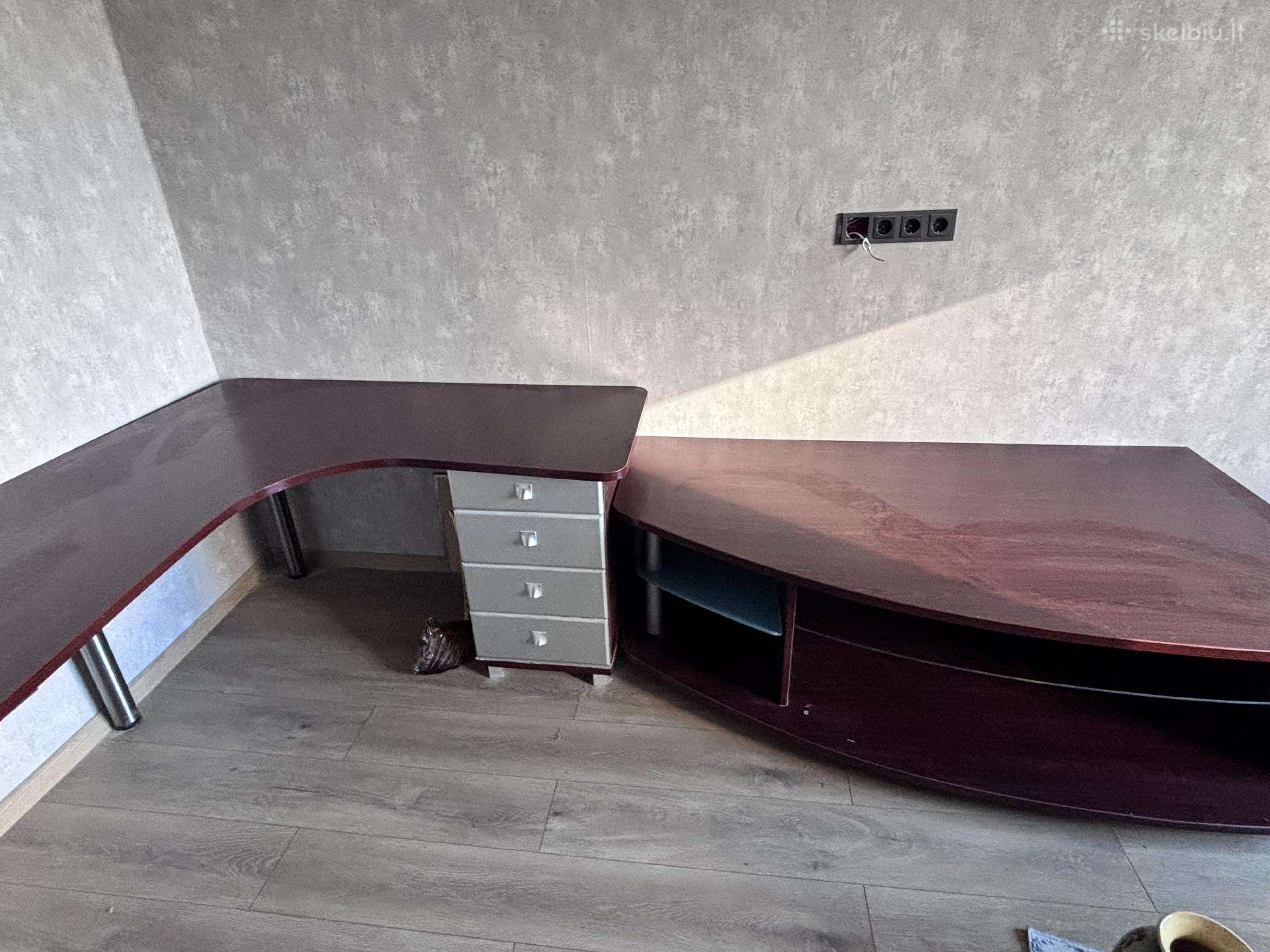 Nemokamai atiduodam stalą ir baldą