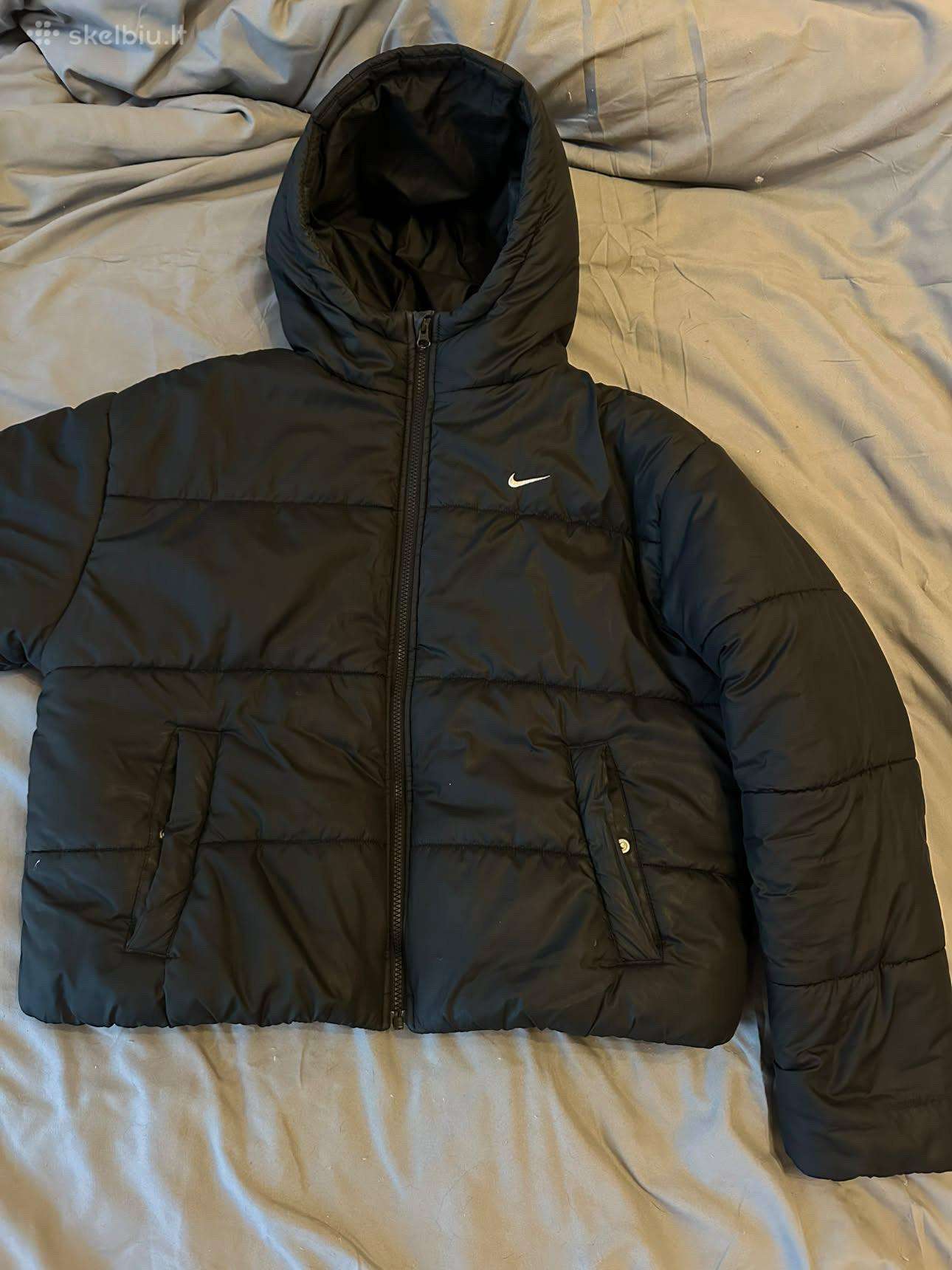 Juoda nike Thermo-fit striukė.