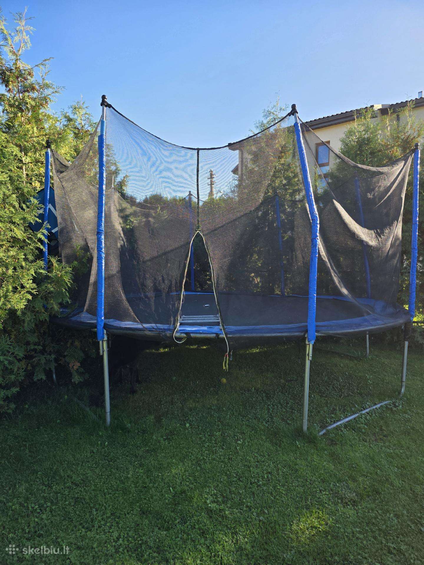 Batutas ~4,5 m su apsauginiu tinklu ir kopėčiomis